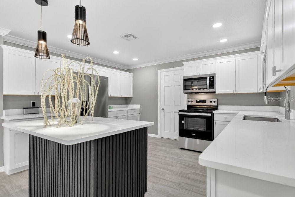 Image 8 of 38 For 546 Lake Como Circle