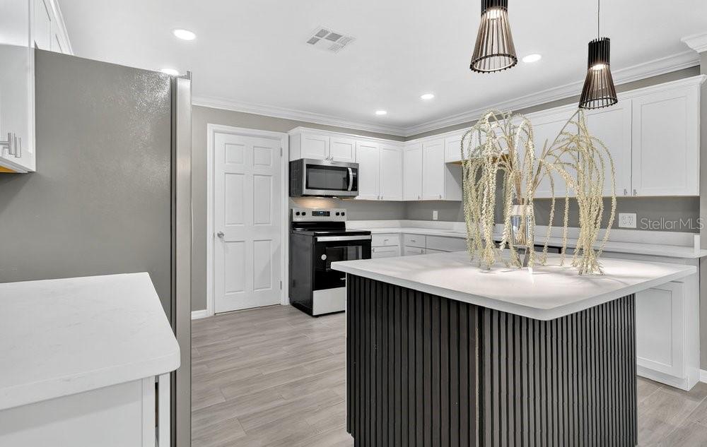 Image 9 of 38 For 546 Lake Como Circle