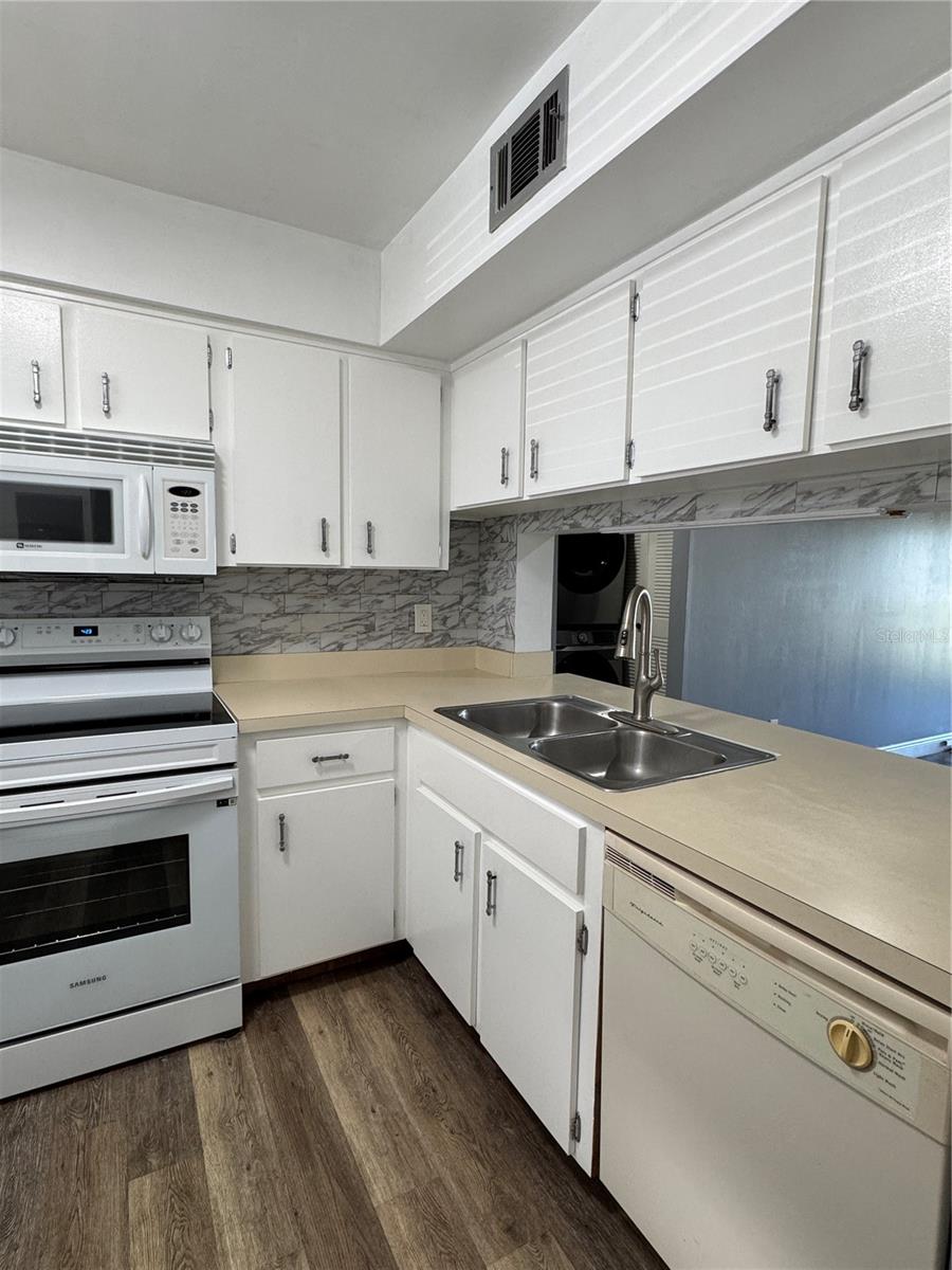 Image 22 of 30 For 6062 Willowpionte Circle 203