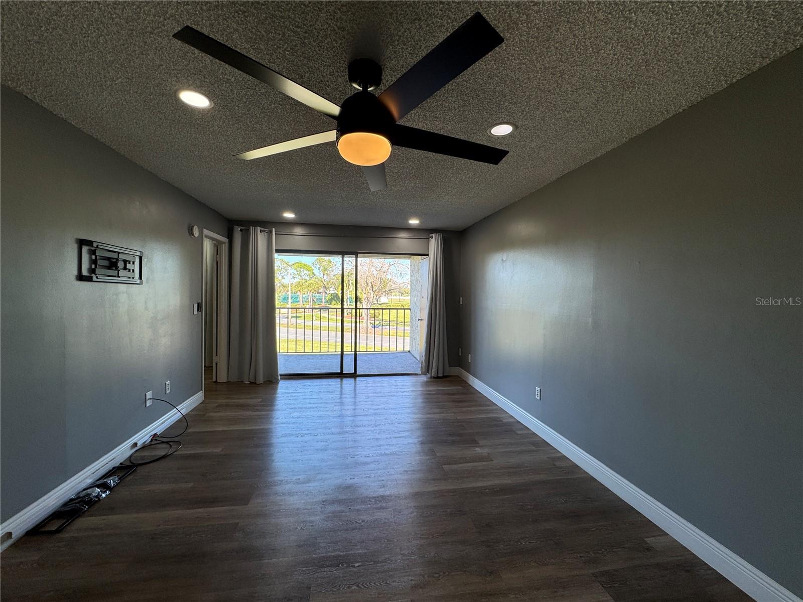 Image 3 of 30 For 6062 Willowpionte Circle 203