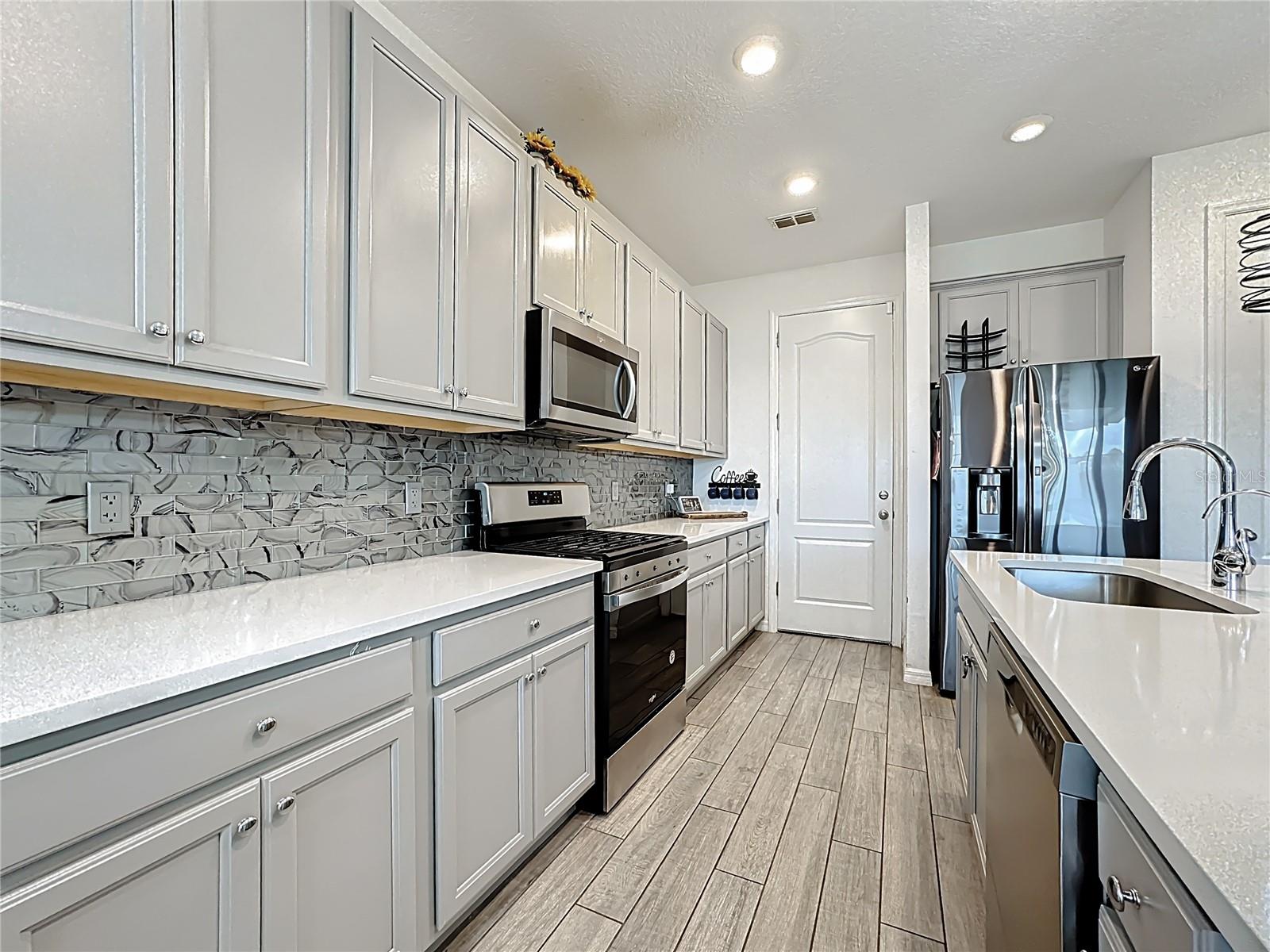 Image 17 of 47 For 721 Benoi Dr