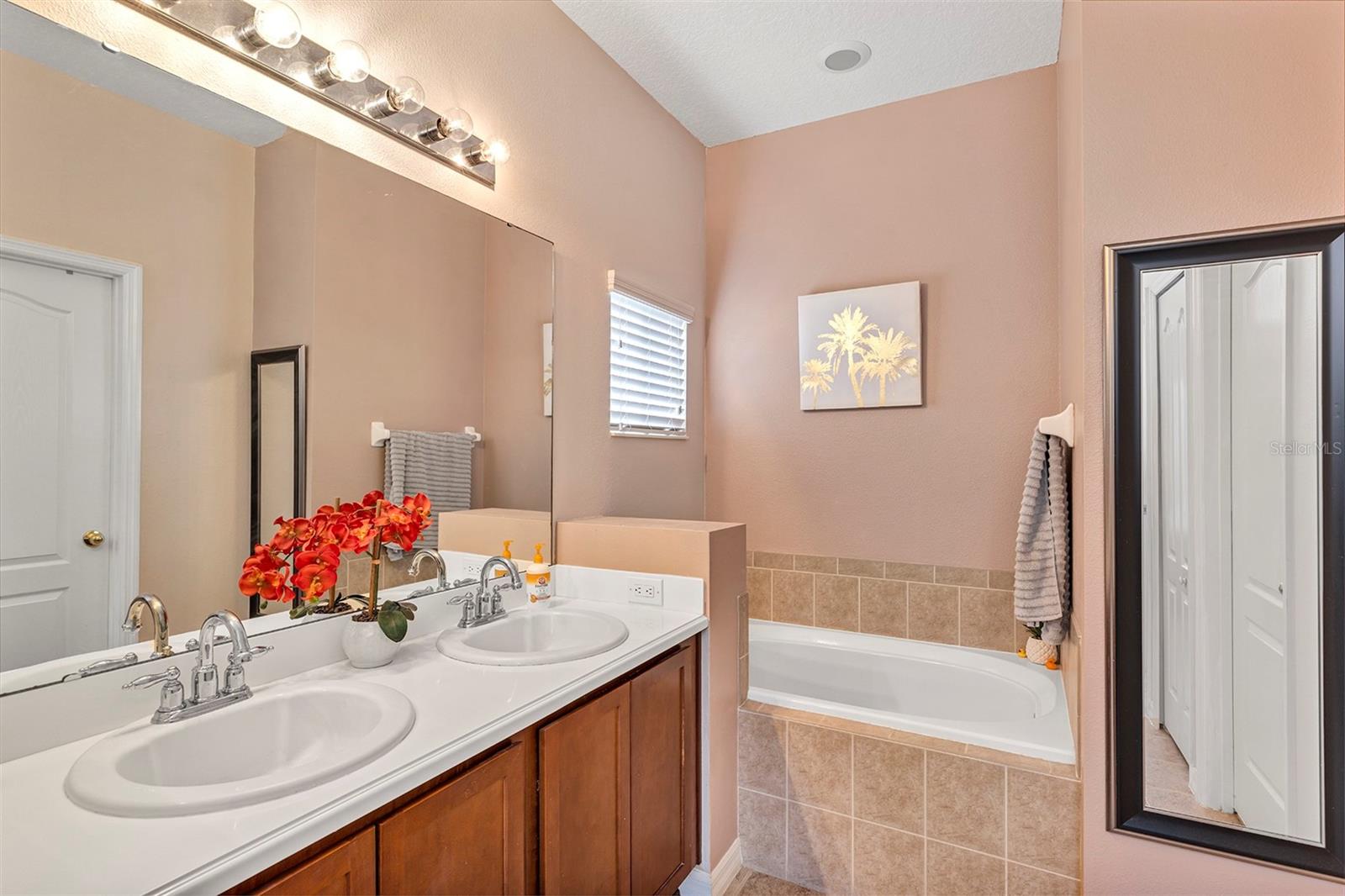 Image 19 of 44 For 146 Essex Place