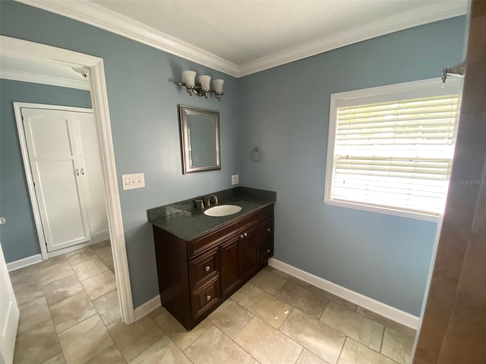 Image 9 of 14 For 1025 Hunter Avenue