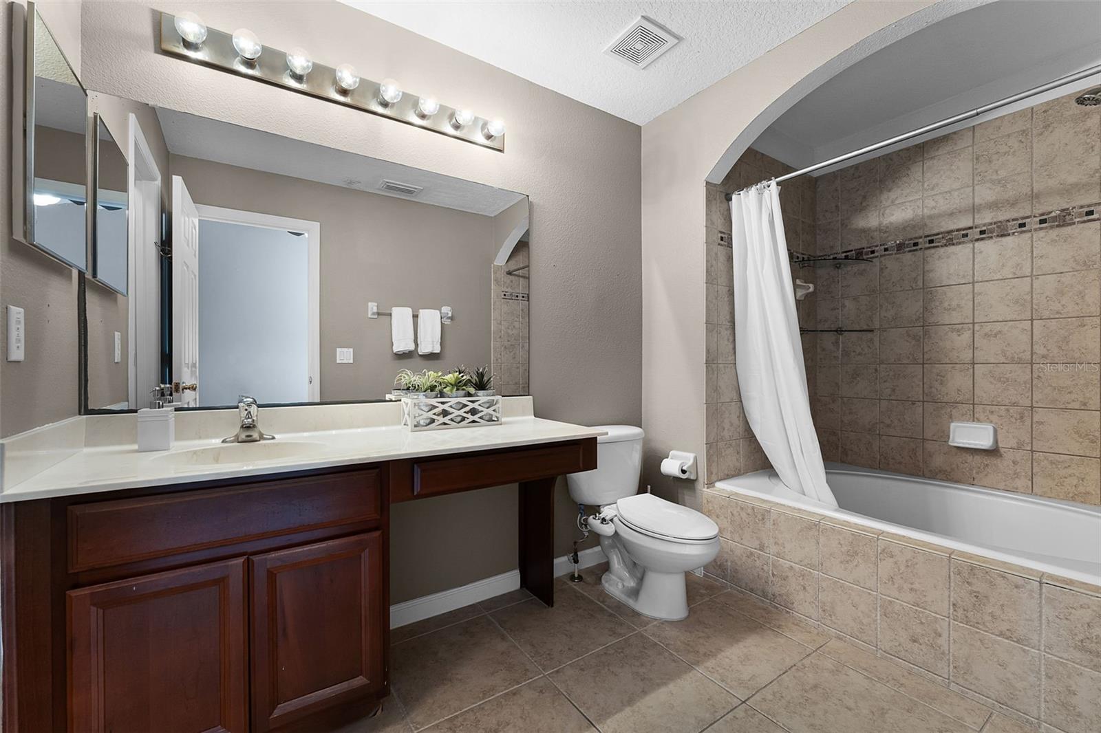 Image 34 of 55 For 16064 Old Ash Loop