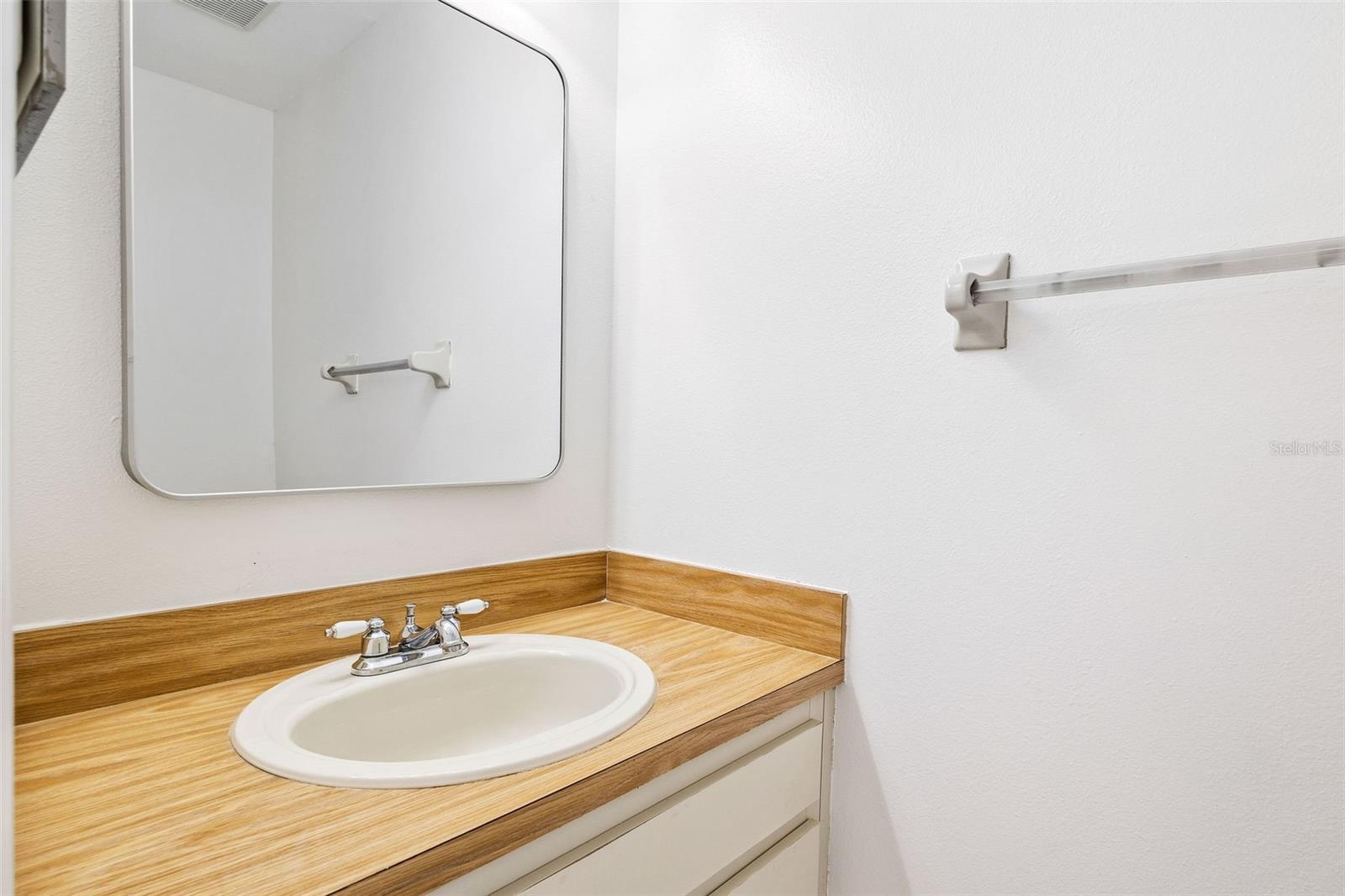 Image 15 of 27 For 6040 Scotchwood Glen 105