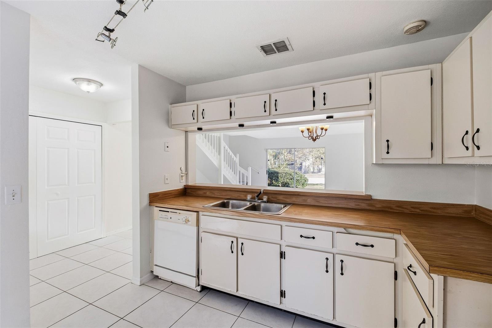 Image 4 of 27 For 6040 Scotchwood Glen 105