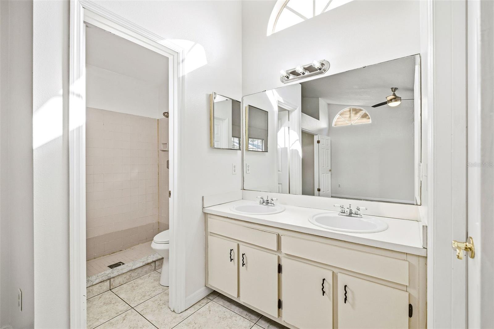 Image 8 of 27 For 6040 Scotchwood Glen 105