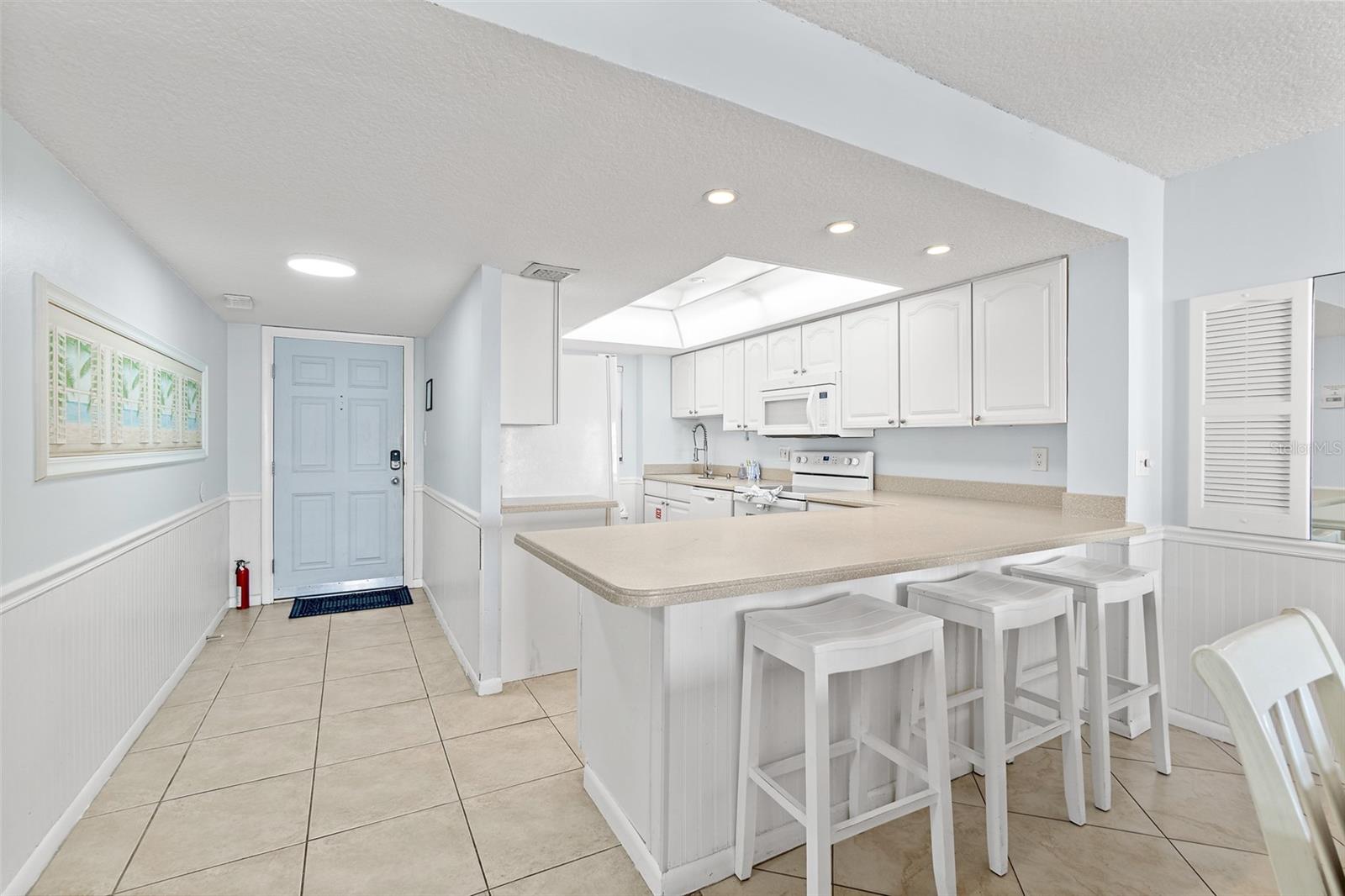 Image 5 of 34 For 7520 Ridgewood Avenue 809