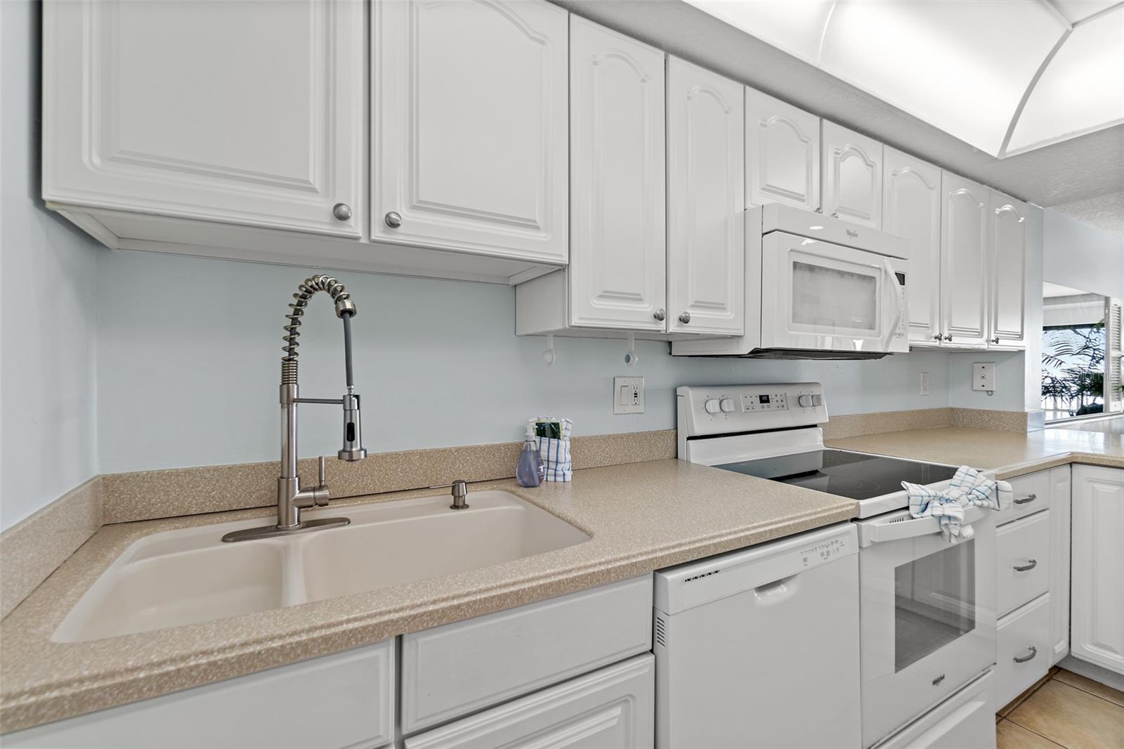 Image 8 of 34 For 7520 Ridgewood Avenue 809