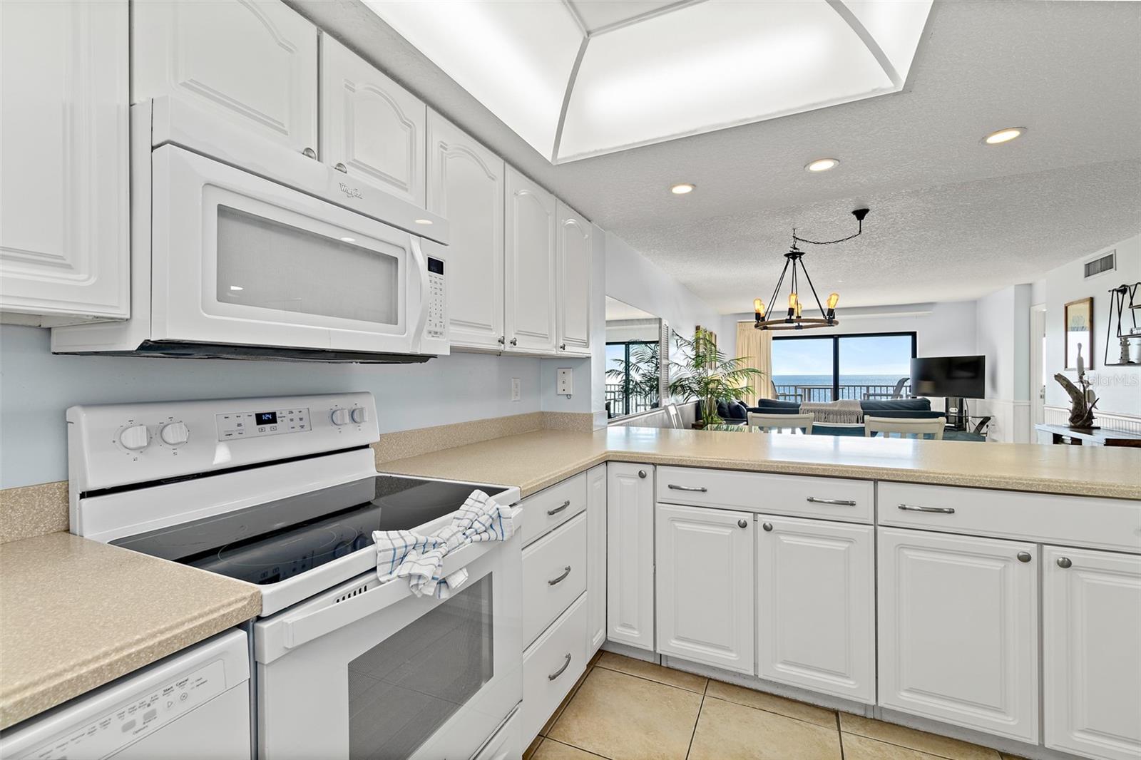 Image 9 of 34 For 7520 Ridgewood Avenue 809