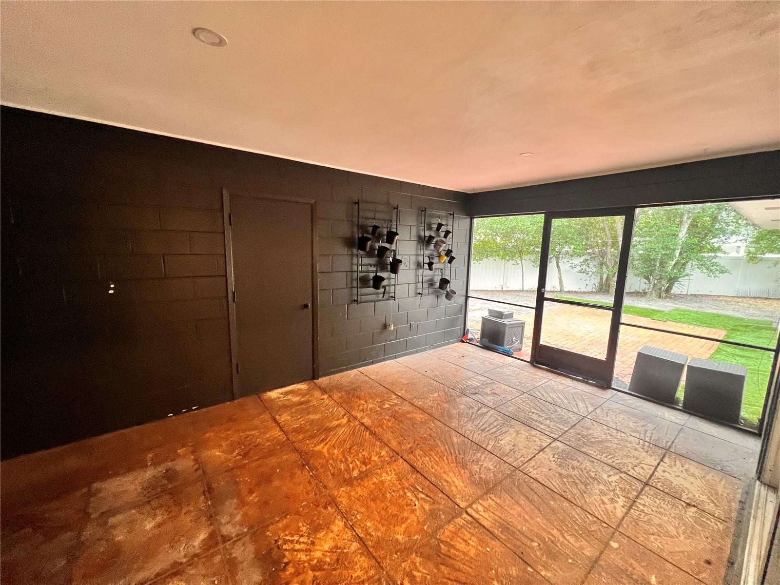 Image 18 of 21 For 2080 Thunderbird Trail