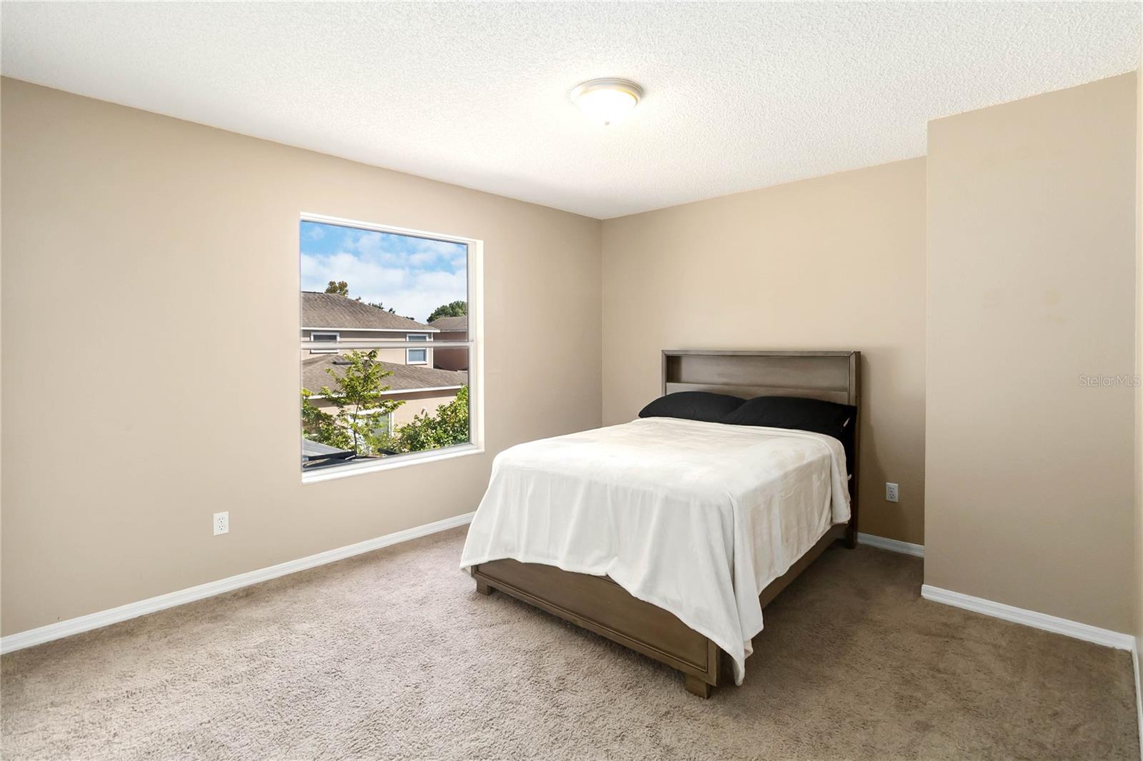 Image 19 of 33 For 381 Lakepark Trail