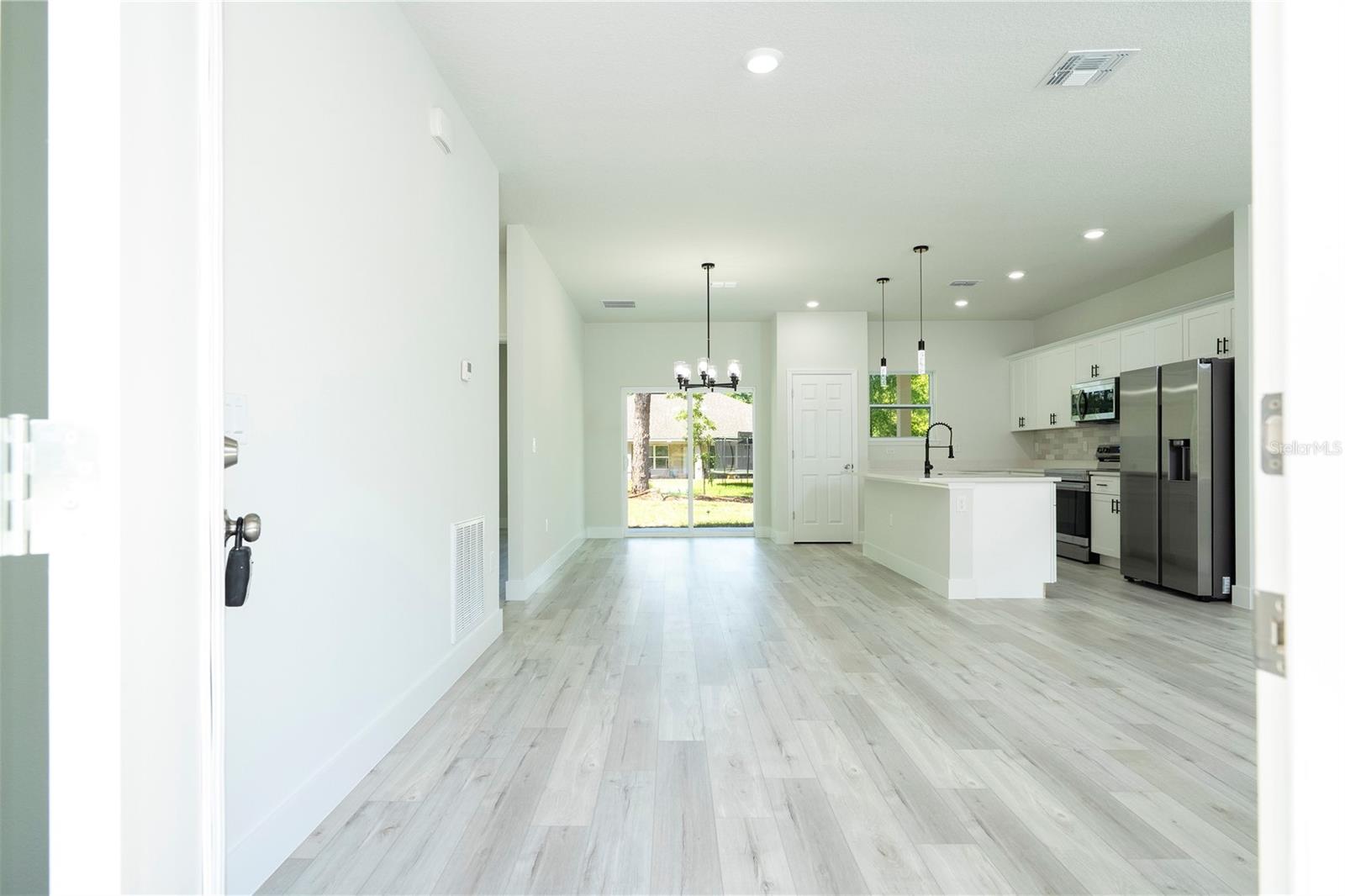 Listing photo id 12 for 8818 Circular Way