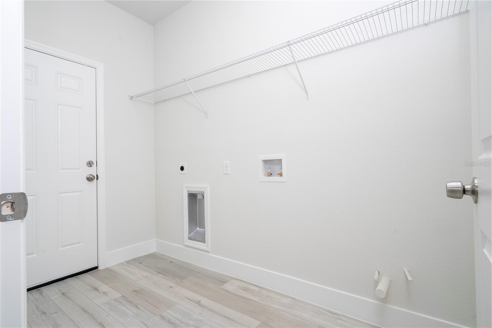 Listing photo id 37 for 8818 Circular Way