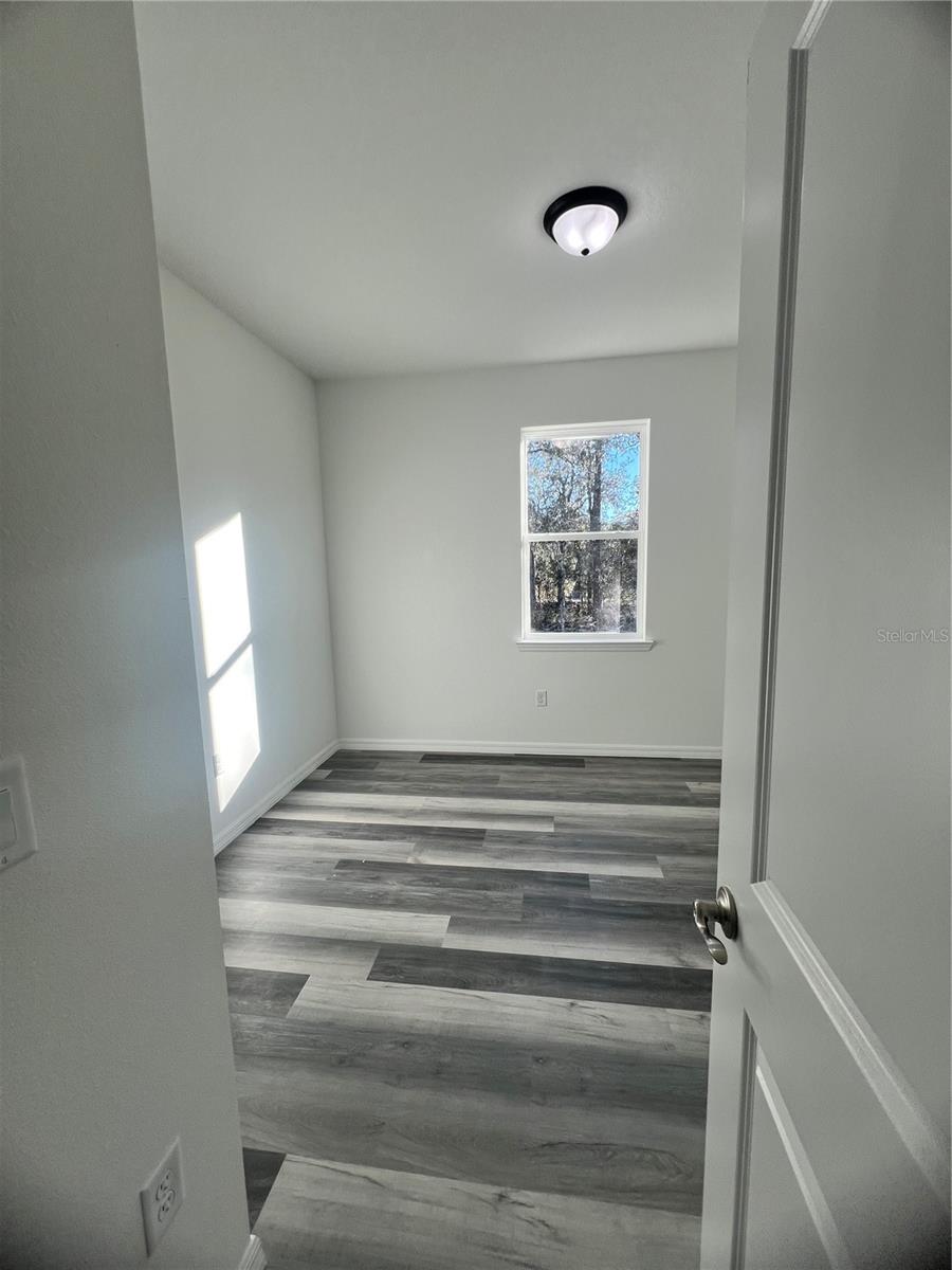 Listing photo id 4 for 6173 Matheson Drive