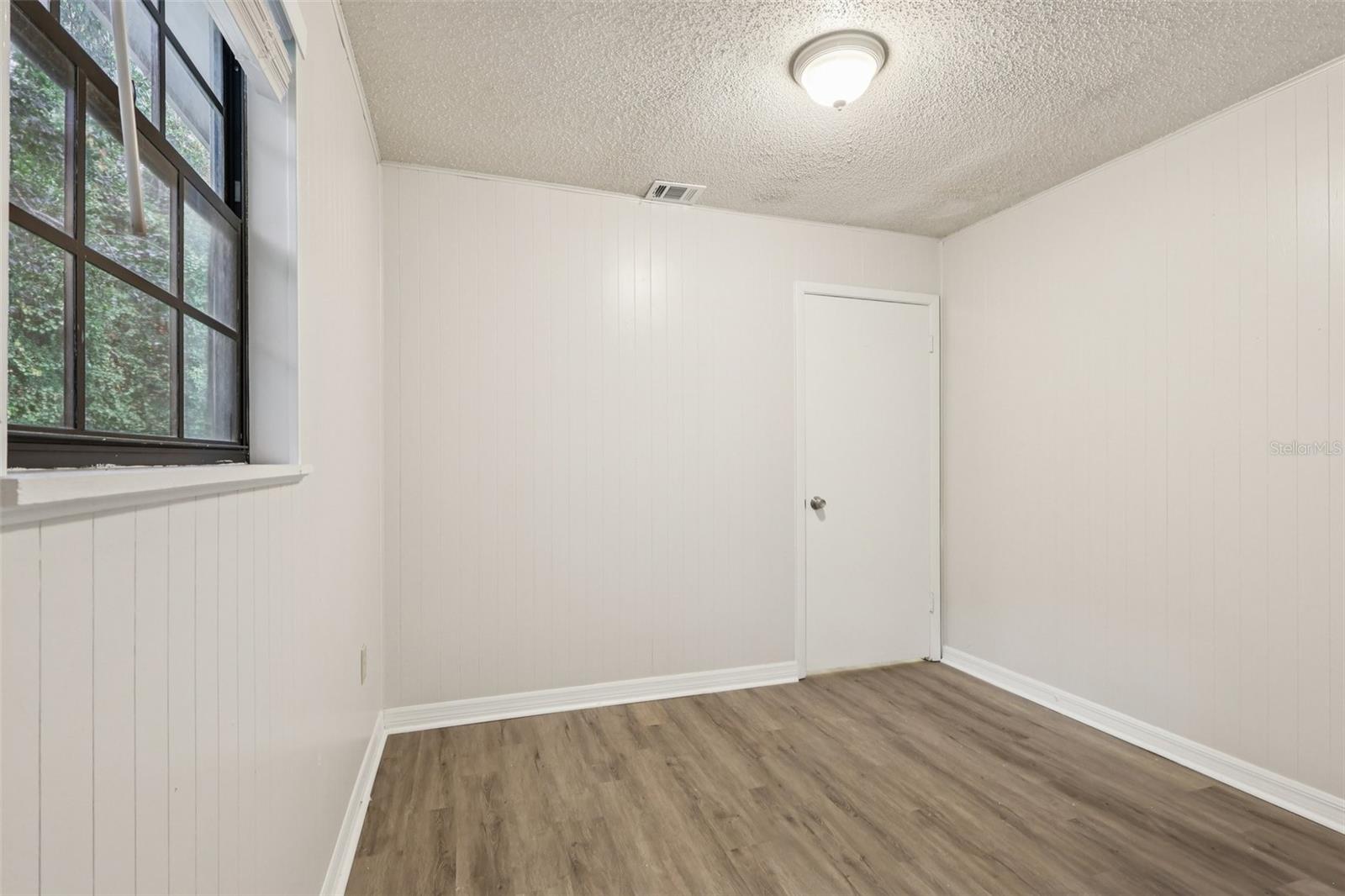 Image 19 of 29 For 104 Hallmark Court