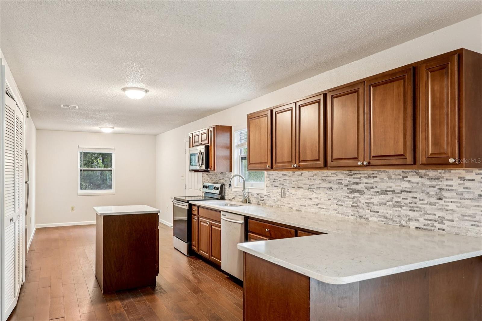 Image 6 of 29 For 104 Hallmark Court