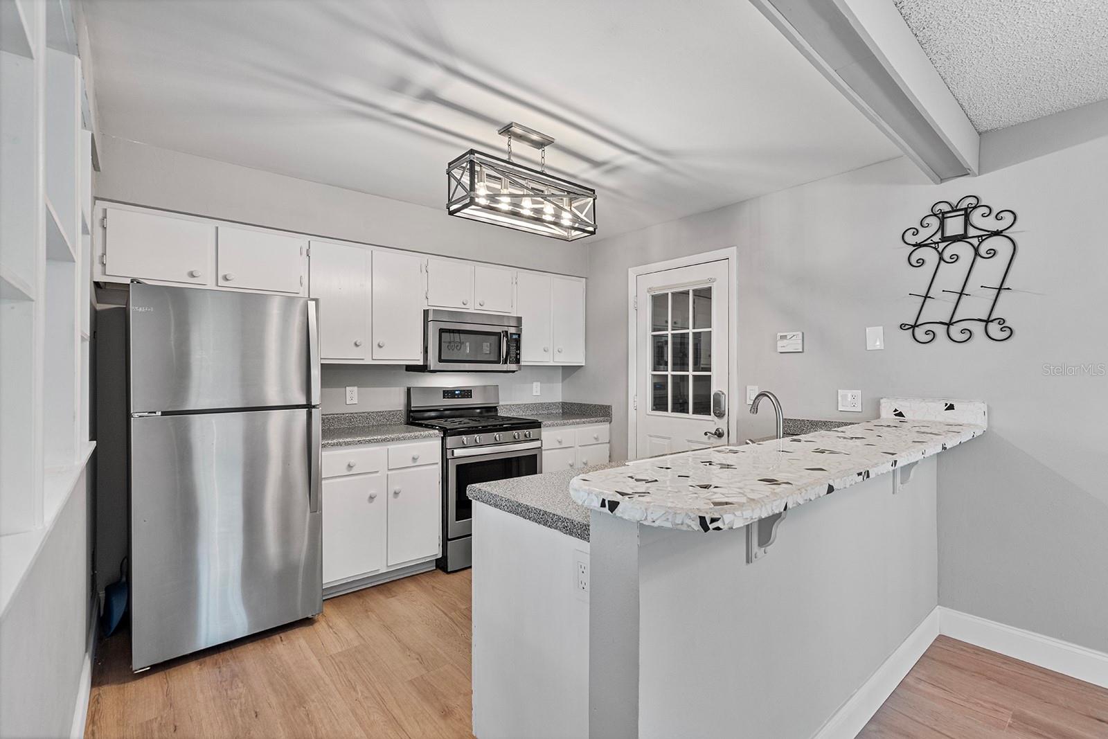 Image 5 of 28 For 5556 Memorial Drive