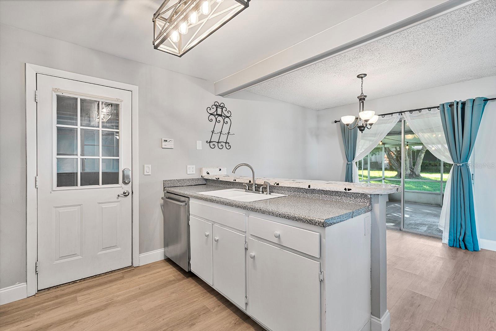 Image 7 of 28 For 5556 Memorial Drive