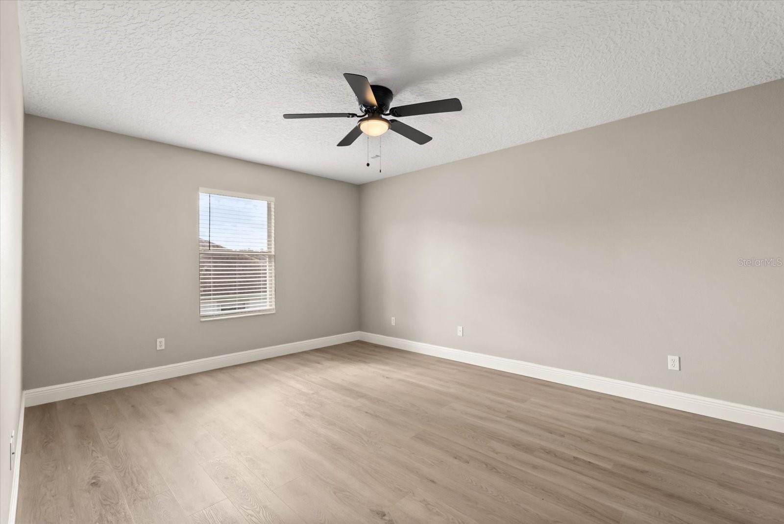 Image 28 of 41 For 1553 Cranston Street