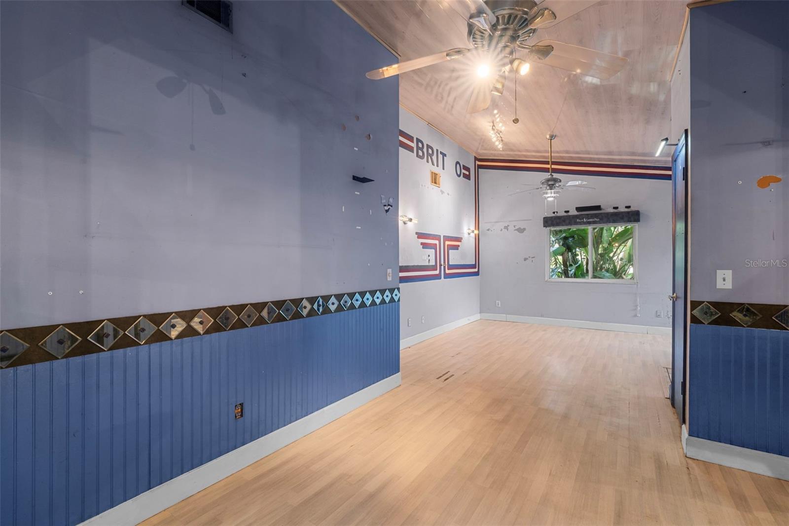 Listing photo id 8 for 933 And 935 Robinhood Court