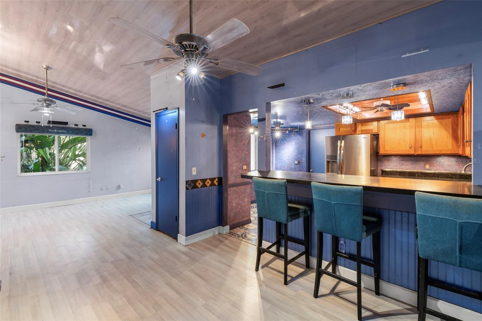 Listing photo id 9 for 933 And 935 Robinhood Court