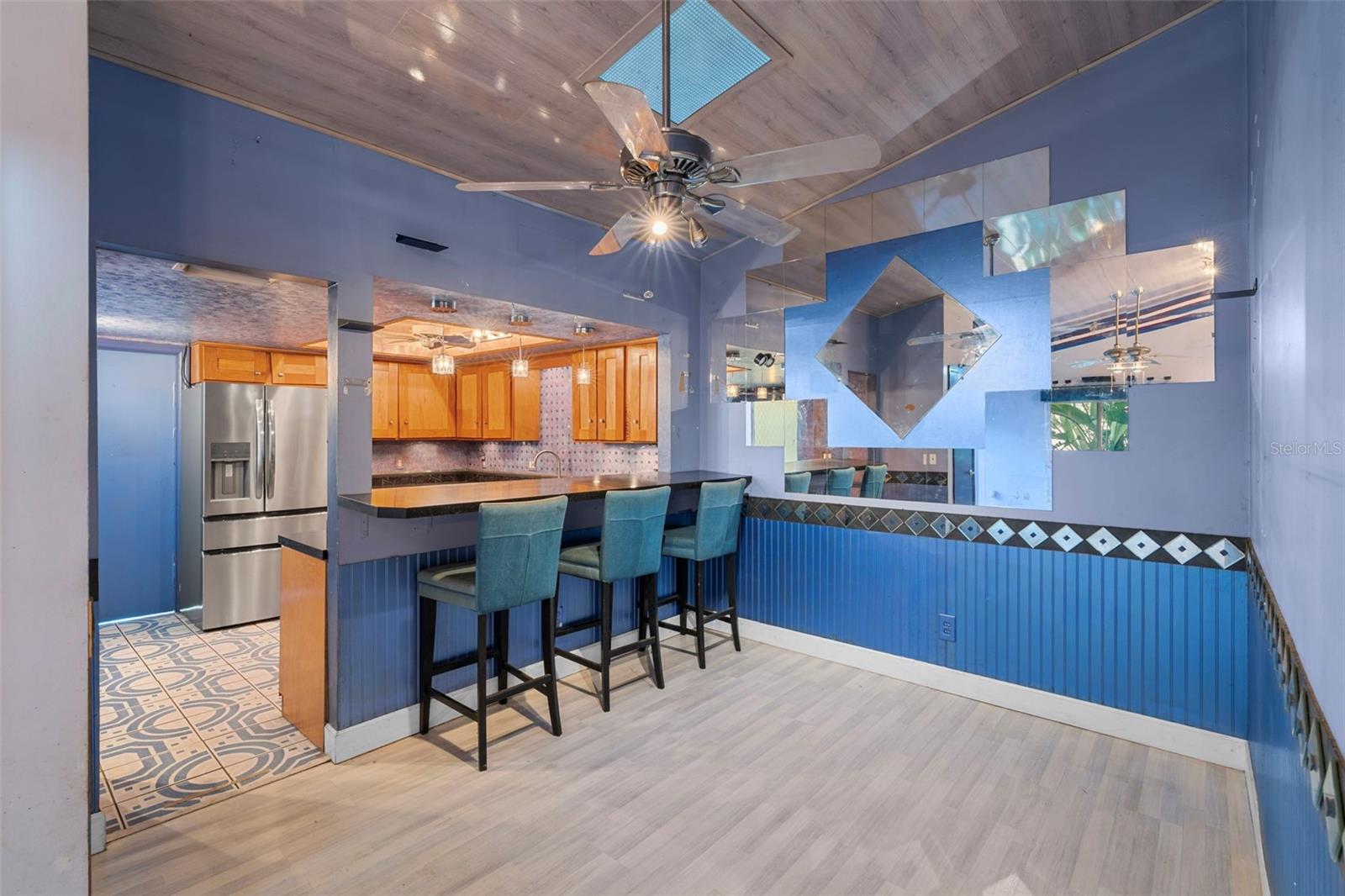 Listing photo id 10 for 933 And 935 Robinhood Court