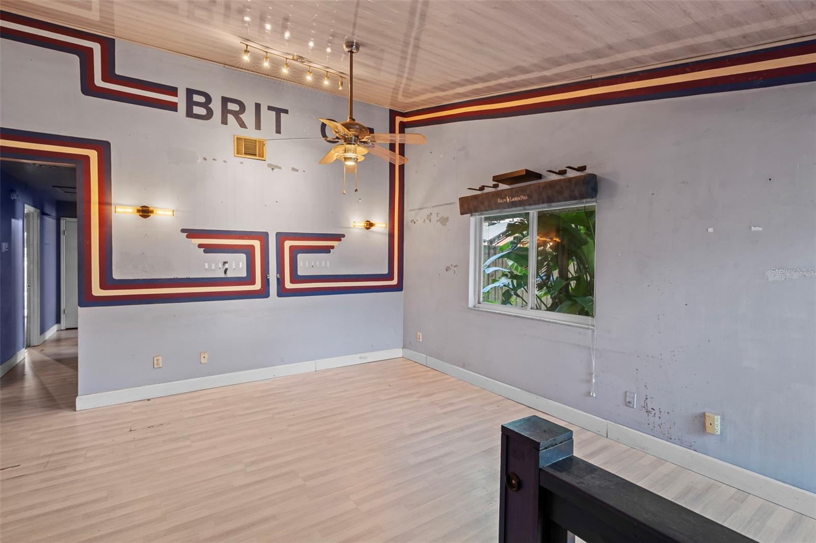 Listing photo id 11 for 933 And 935 Robinhood Court