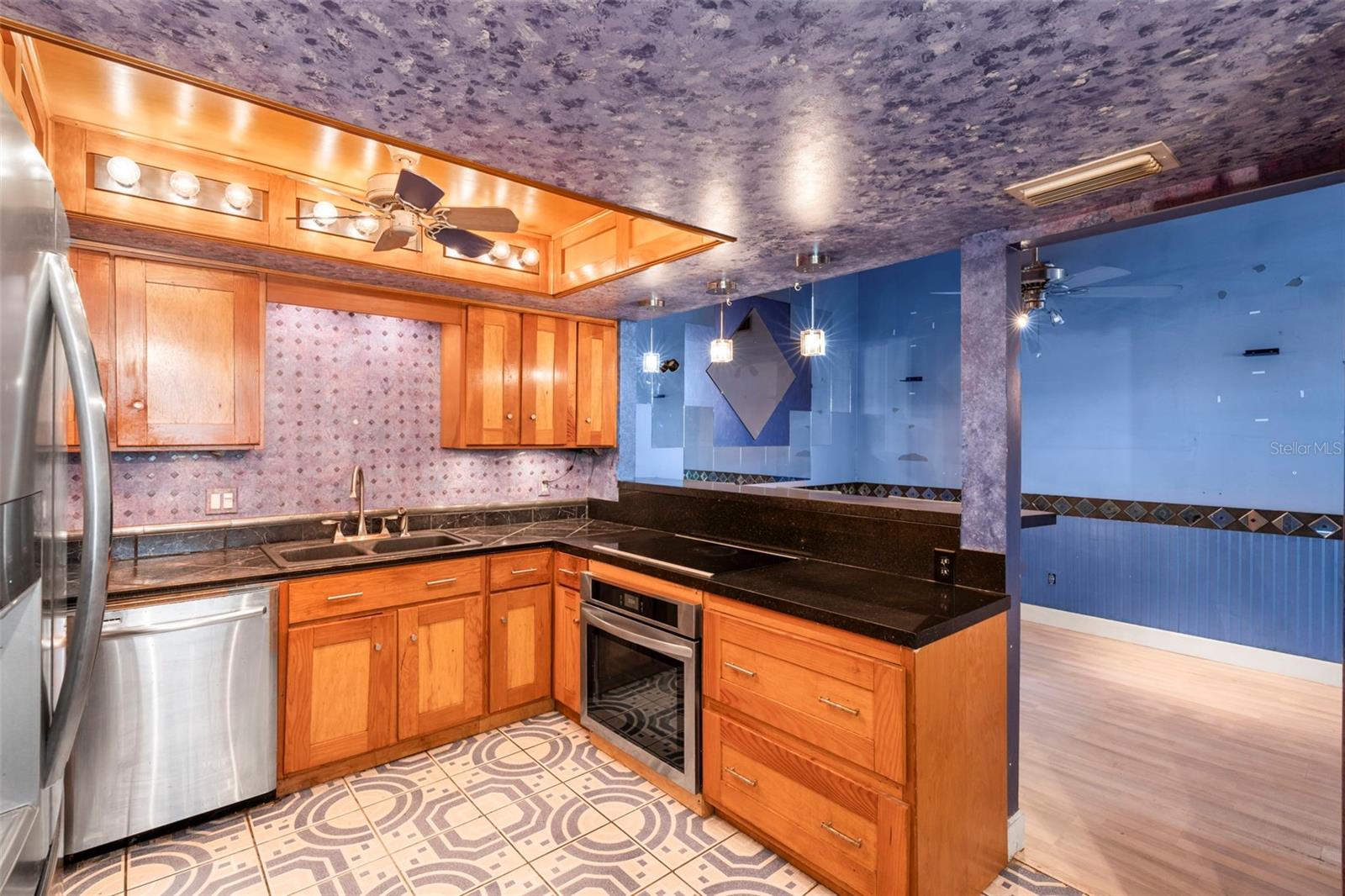 Listing photo id 13 for 933 And 935 Robinhood Court