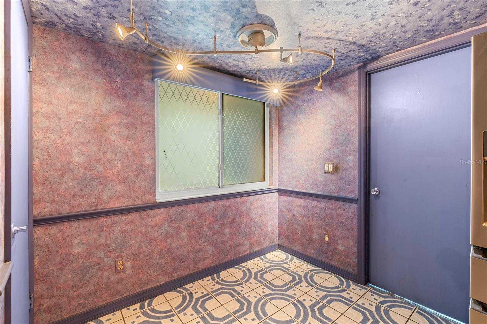 Listing photo id 15 for 933 And 935 Robinhood Court