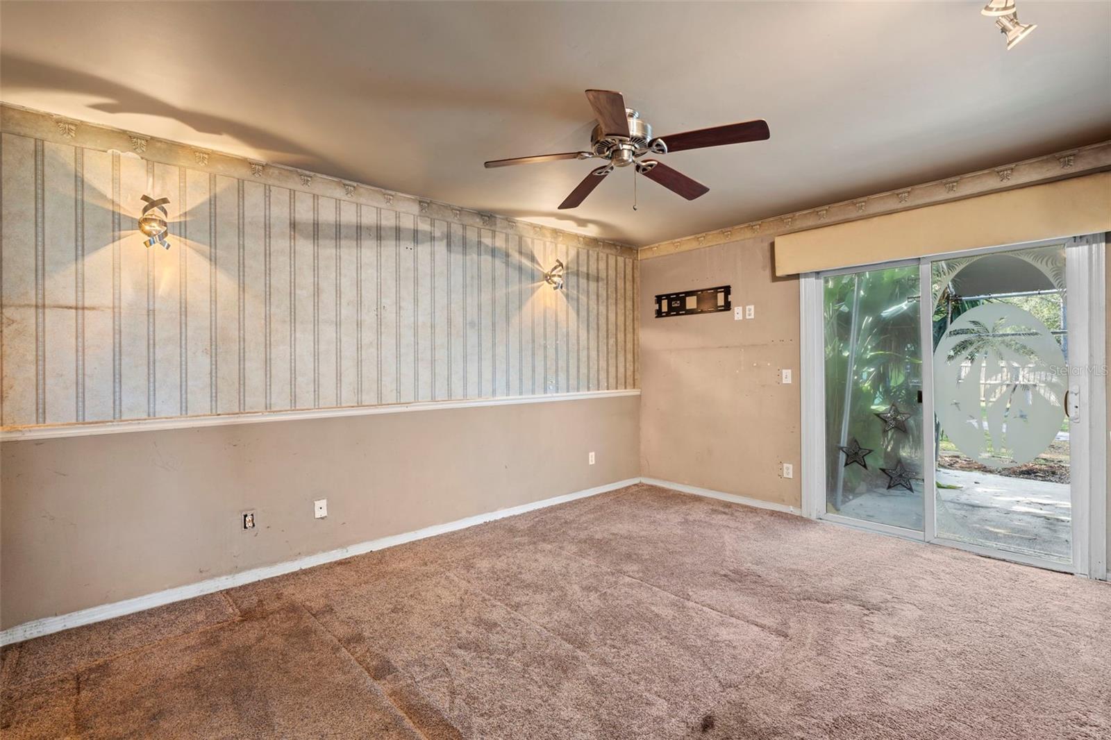 Listing photo id 17 for 933 And 935 Robinhood Court