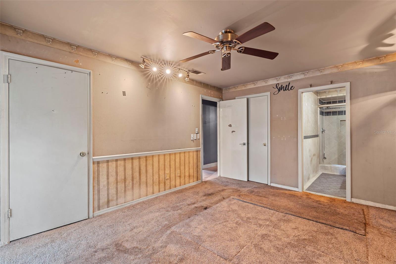 Listing photo id 18 for 933 And 935 Robinhood Court