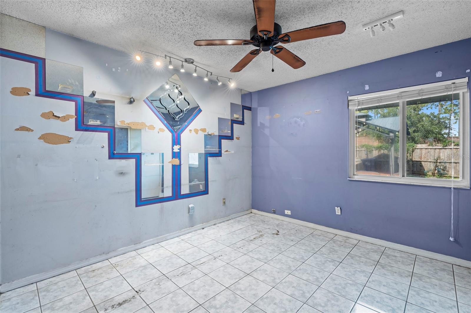 Listing photo id 21 for 933 And 935 Robinhood Court