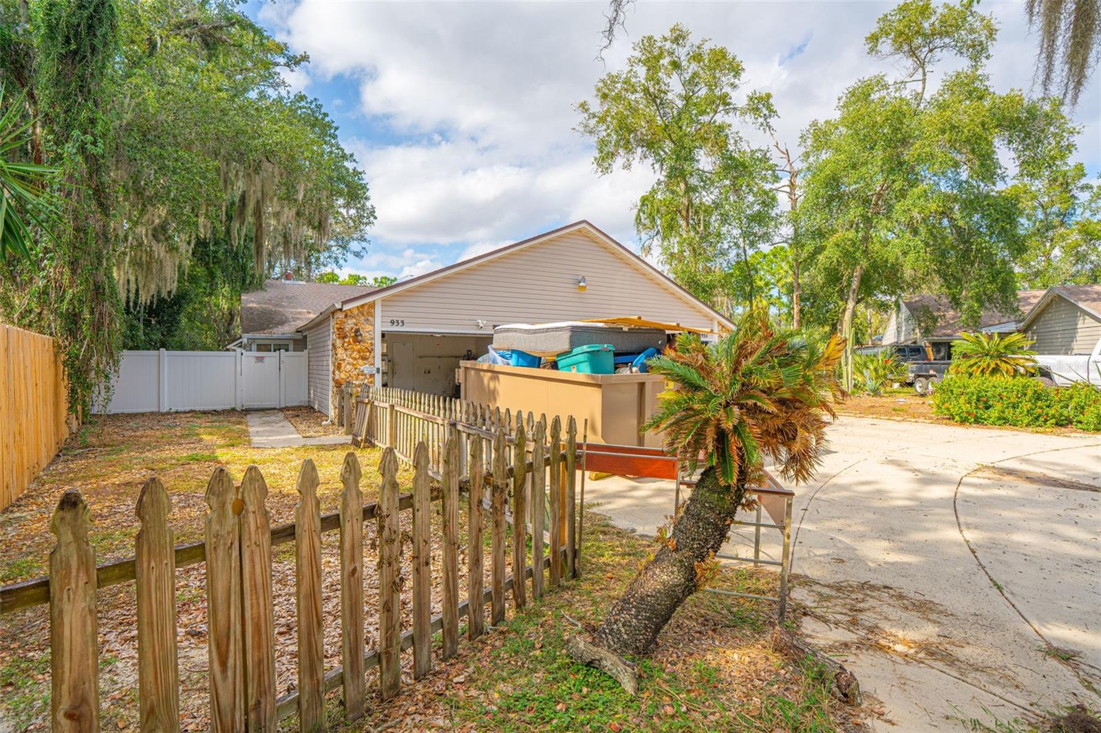 Listing photo id 22 for 933 And 935 Robinhood Court