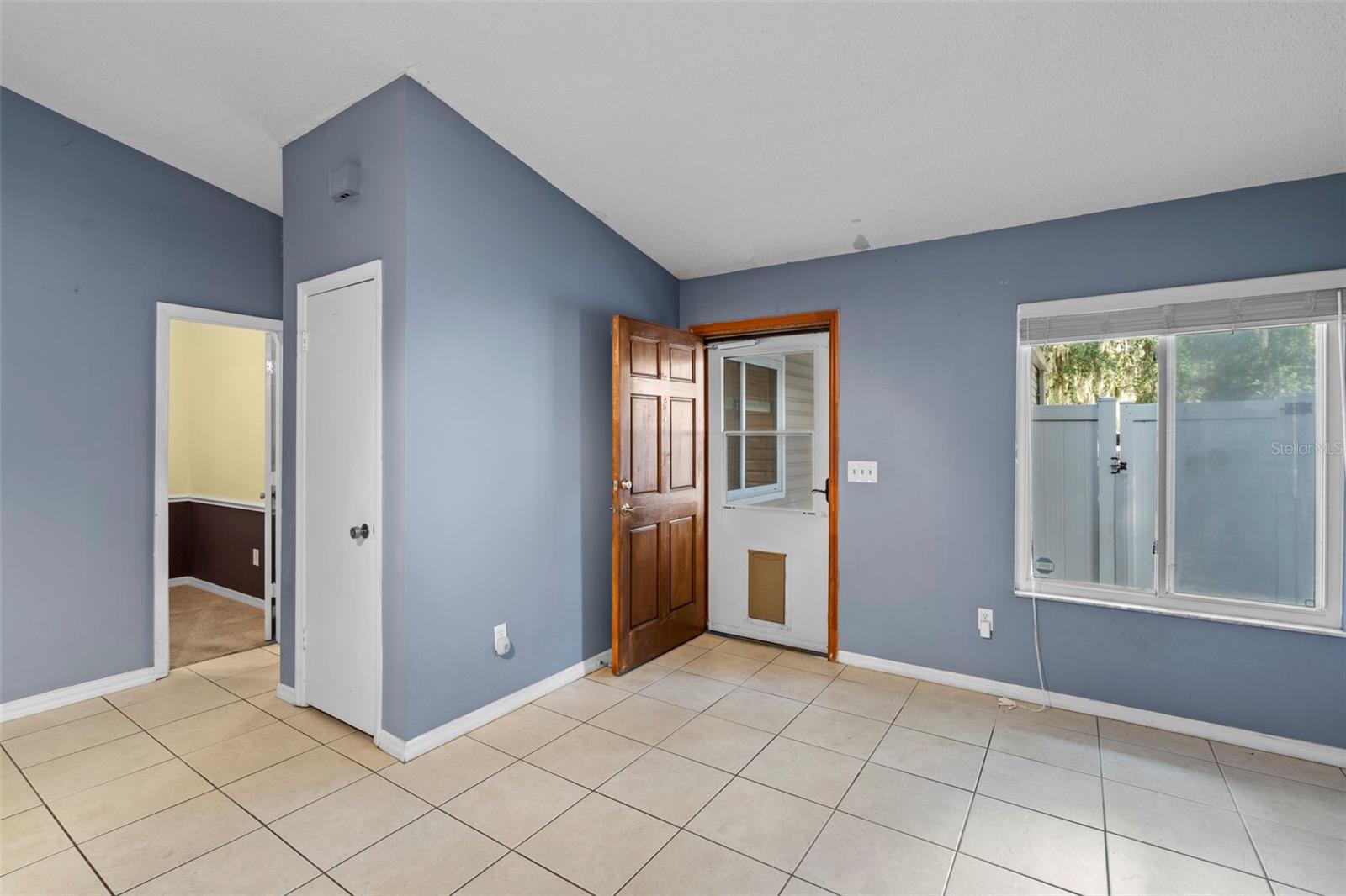 Listing photo id 23 for 933 And 935 Robinhood Court