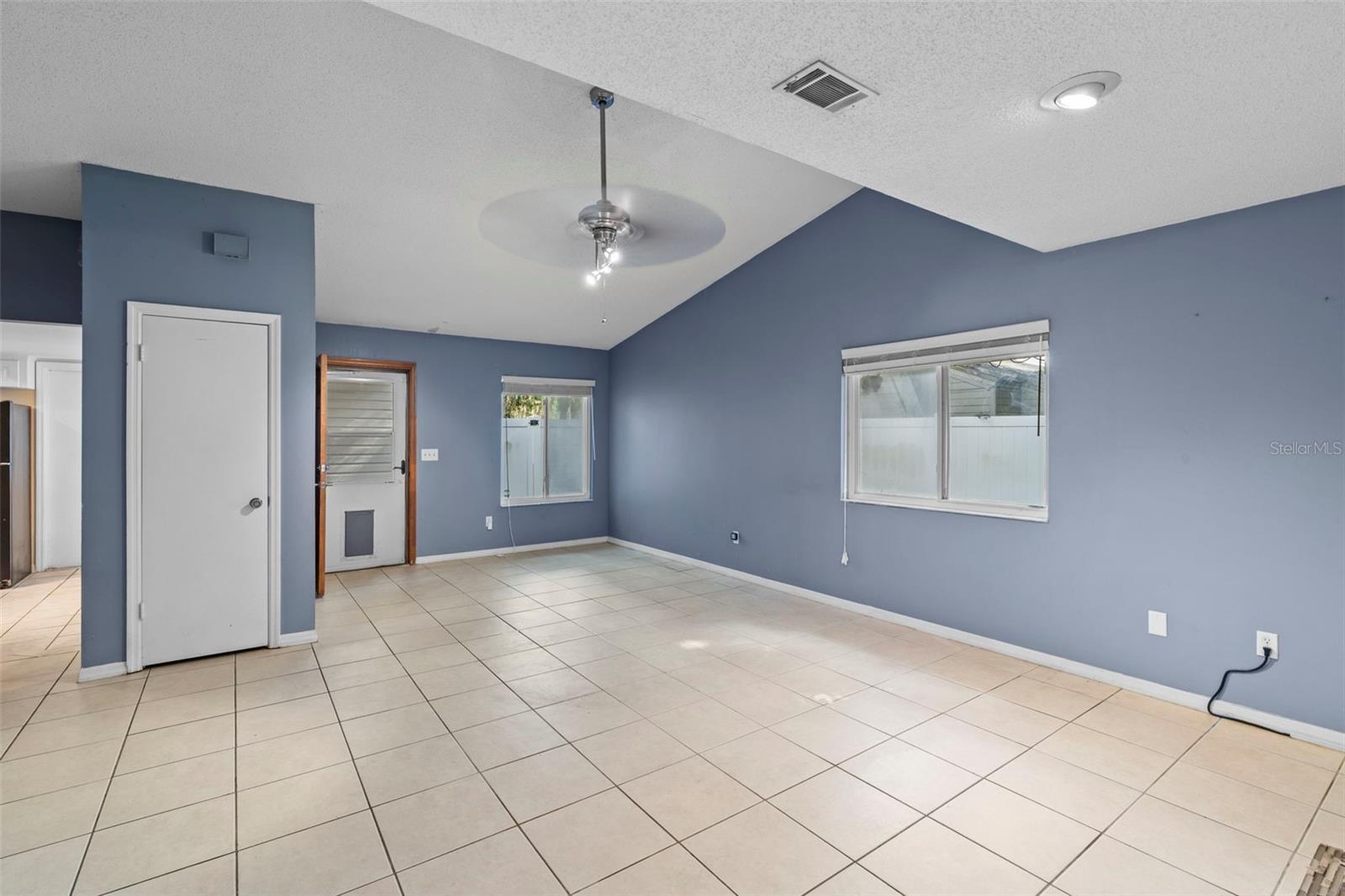 Listing photo id 24 for 933 And 935 Robinhood Court