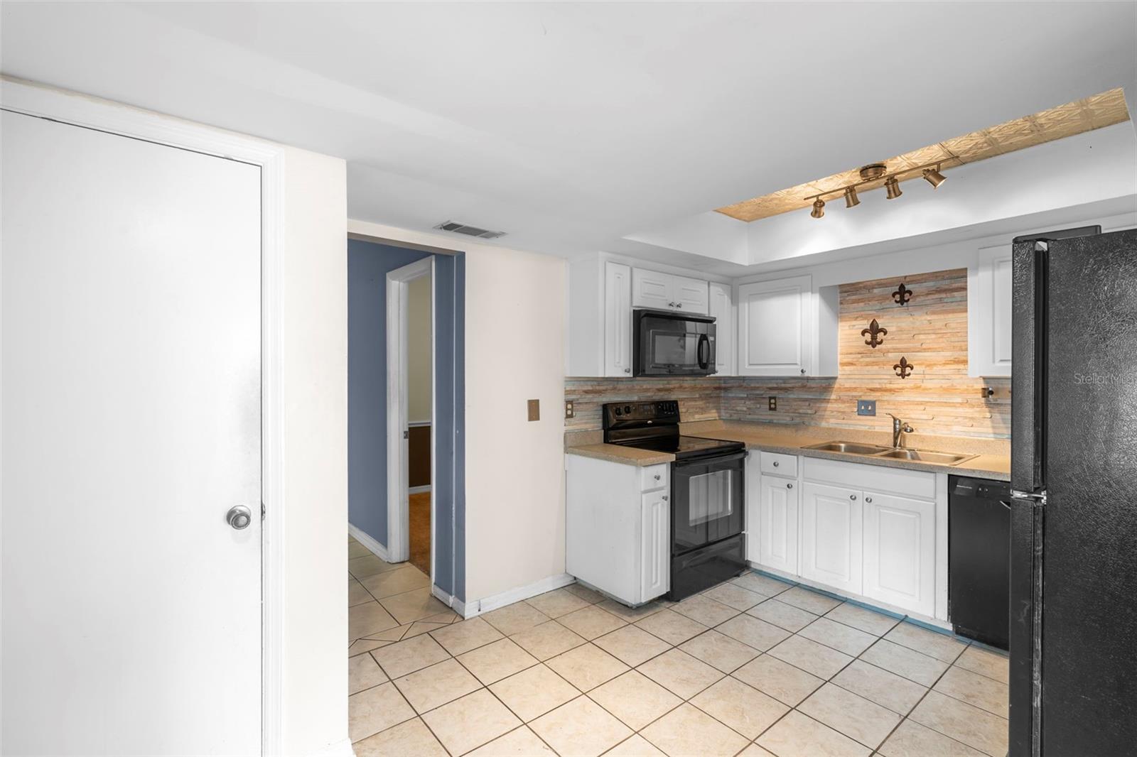 Listing photo id 25 for 933 And 935 Robinhood Court