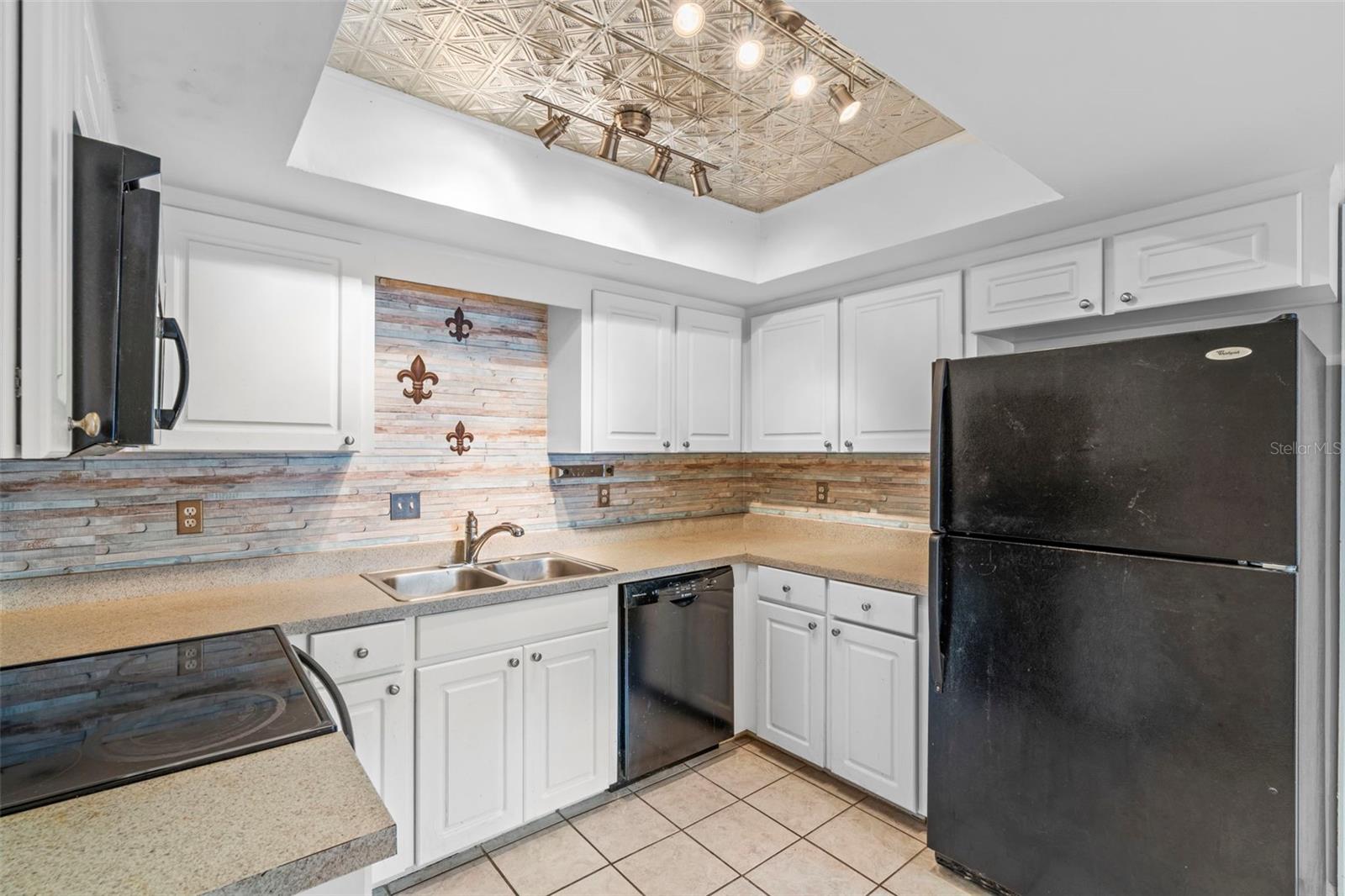 Listing photo id 26 for 933 And 935 Robinhood Court