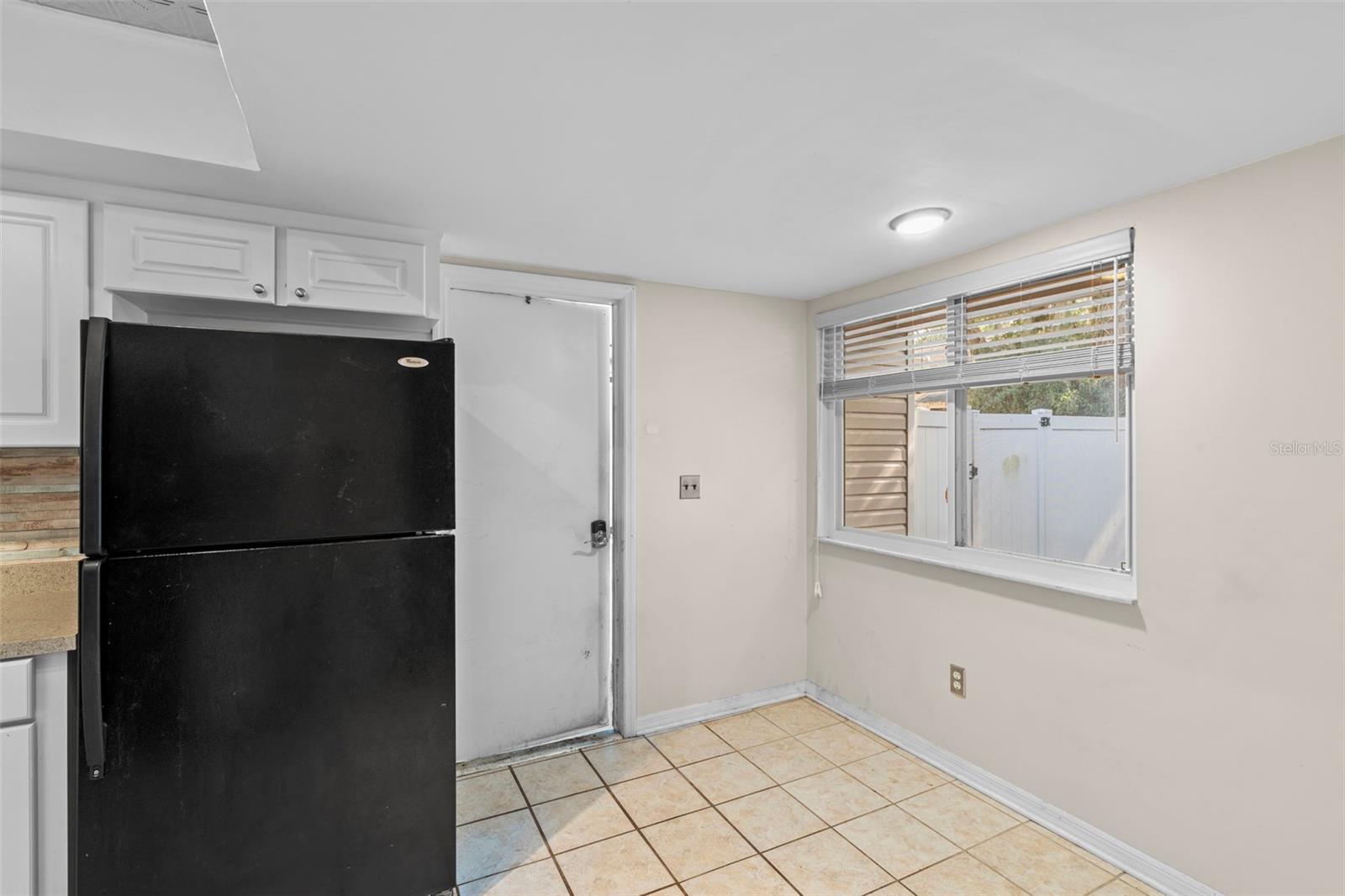 Listing photo id 27 for 933 And 935 Robinhood Court