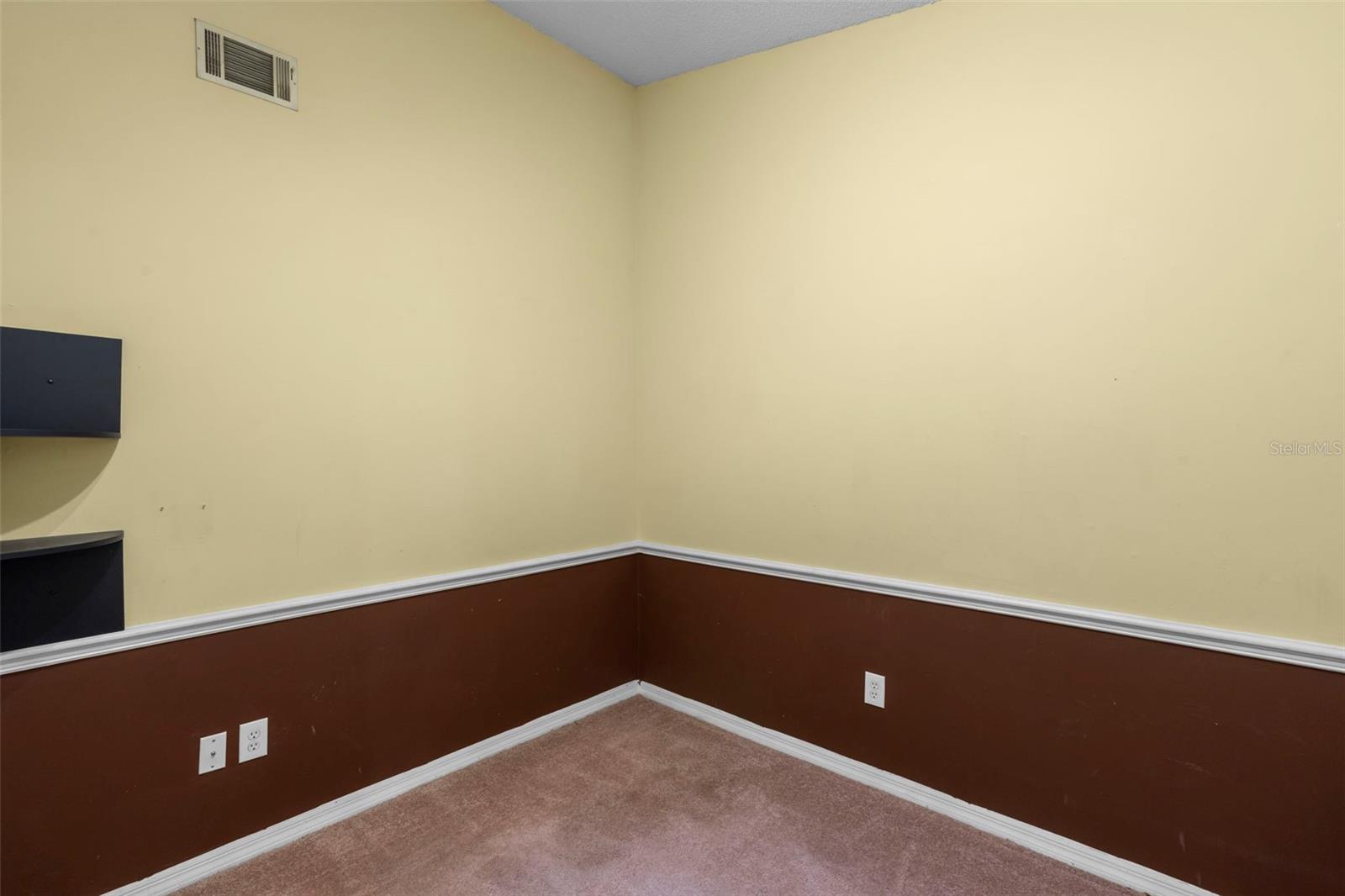 Listing photo id 28 for 933 And 935 Robinhood Court