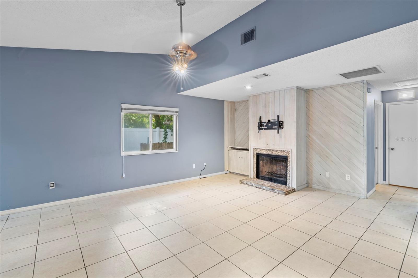 Listing photo id 29 for 933 And 935 Robinhood Court
