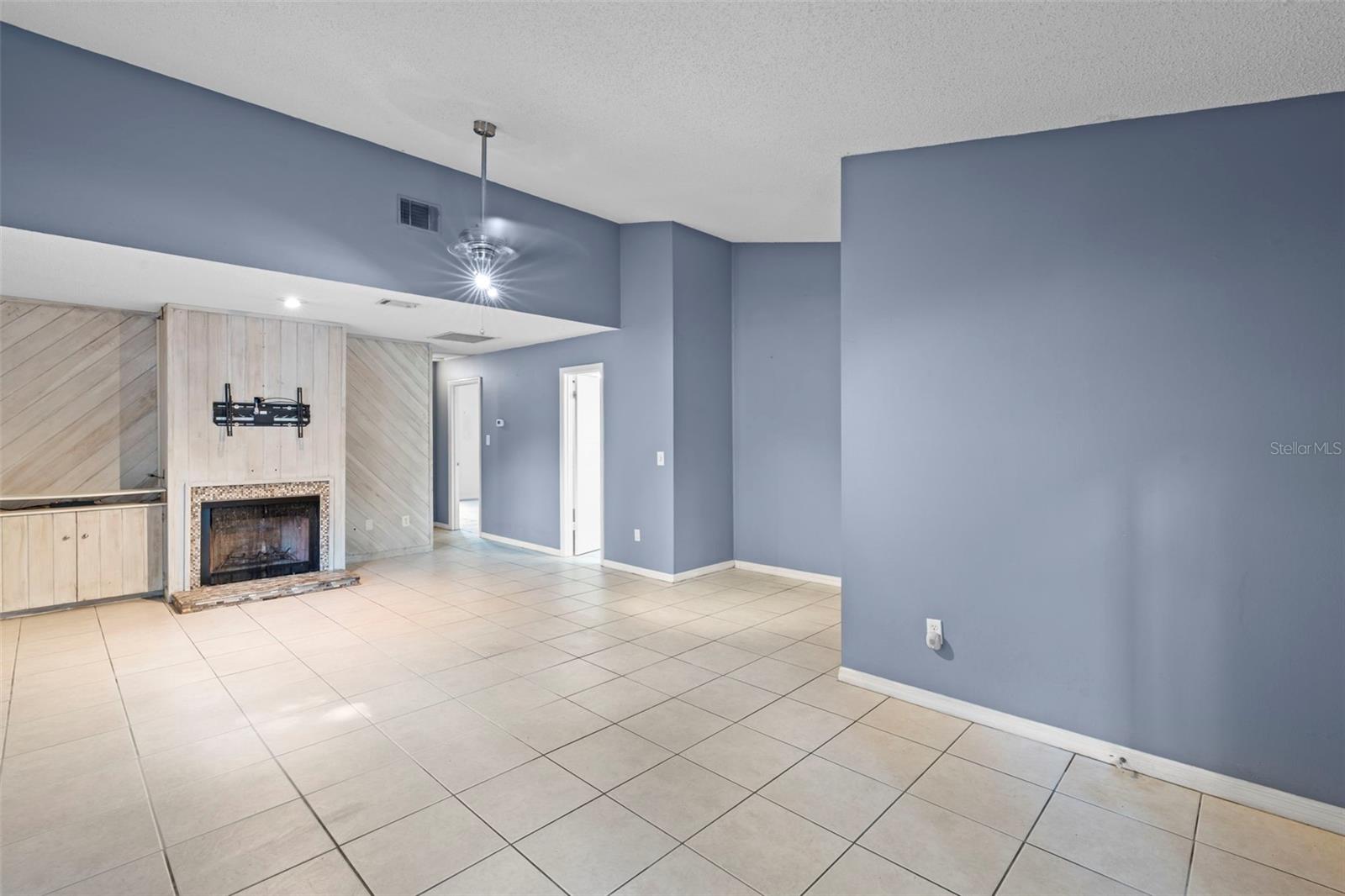 Listing photo id 30 for 933 And 935 Robinhood Court