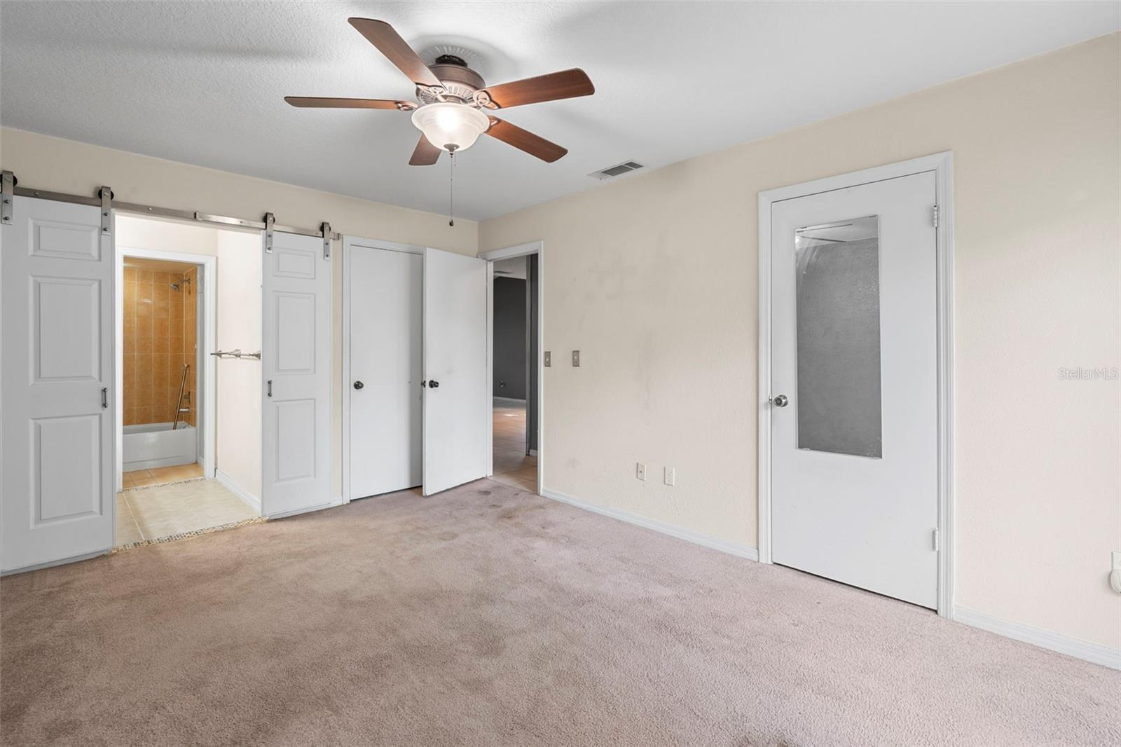 Listing photo id 34 for 933 And 935 Robinhood Court