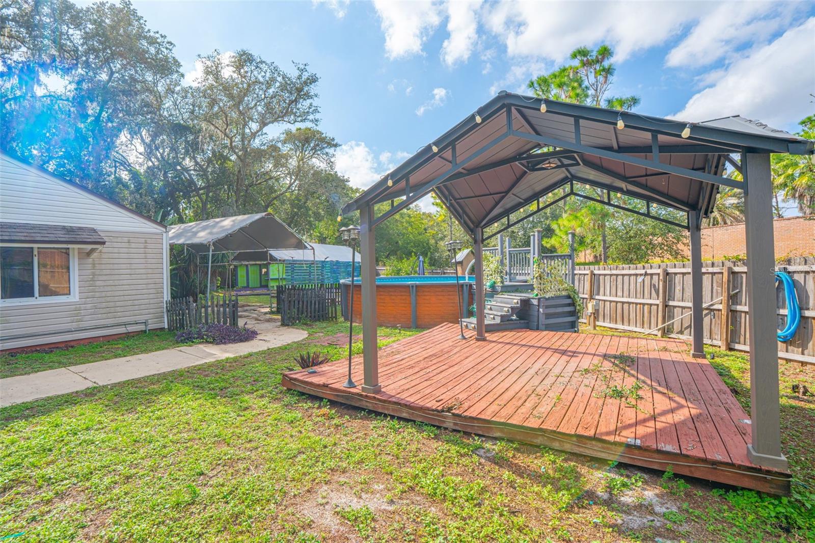 Listing photo id 36 for 933 And 935 Robinhood Court