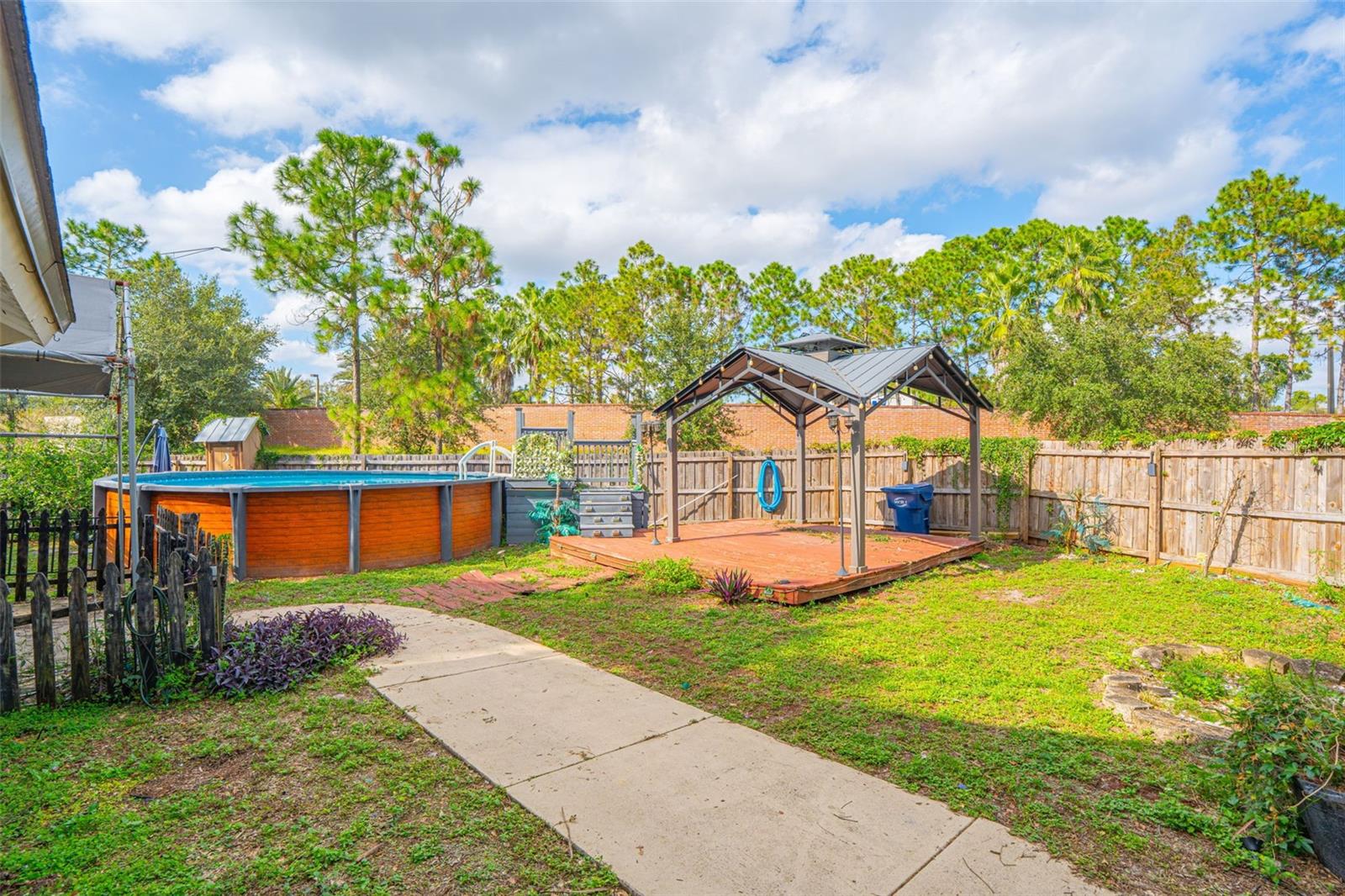 Listing photo id 37 for 933 And 935 Robinhood Court