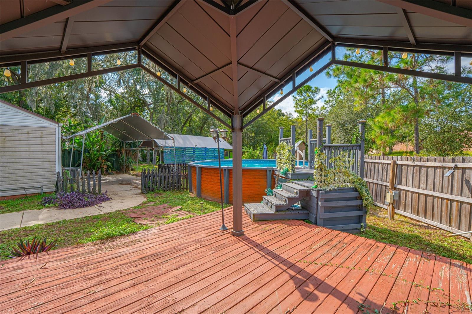 Listing photo id 38 for 933 And 935 Robinhood Court