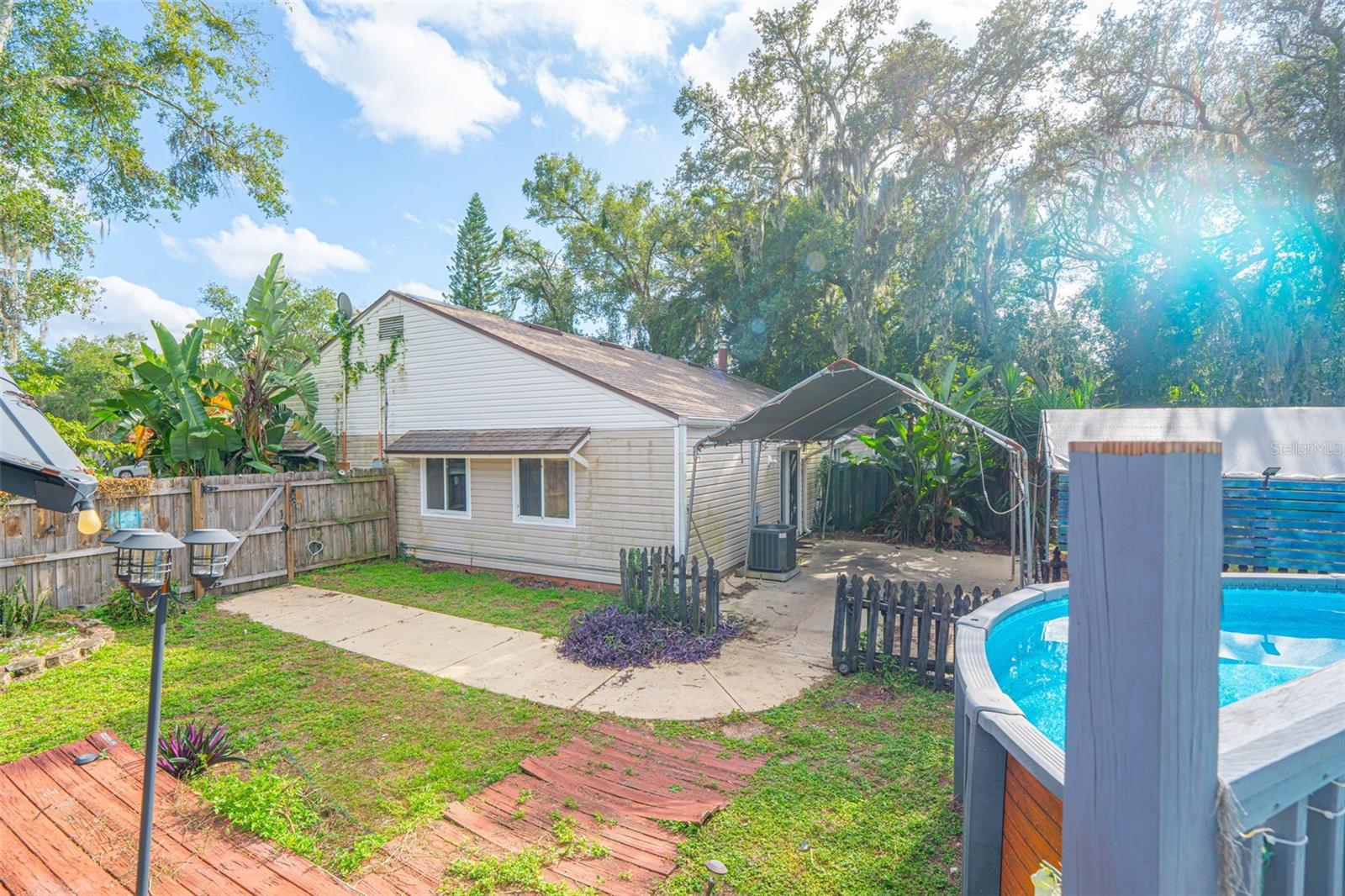 Listing photo id 40 for 933 And 935 Robinhood Court