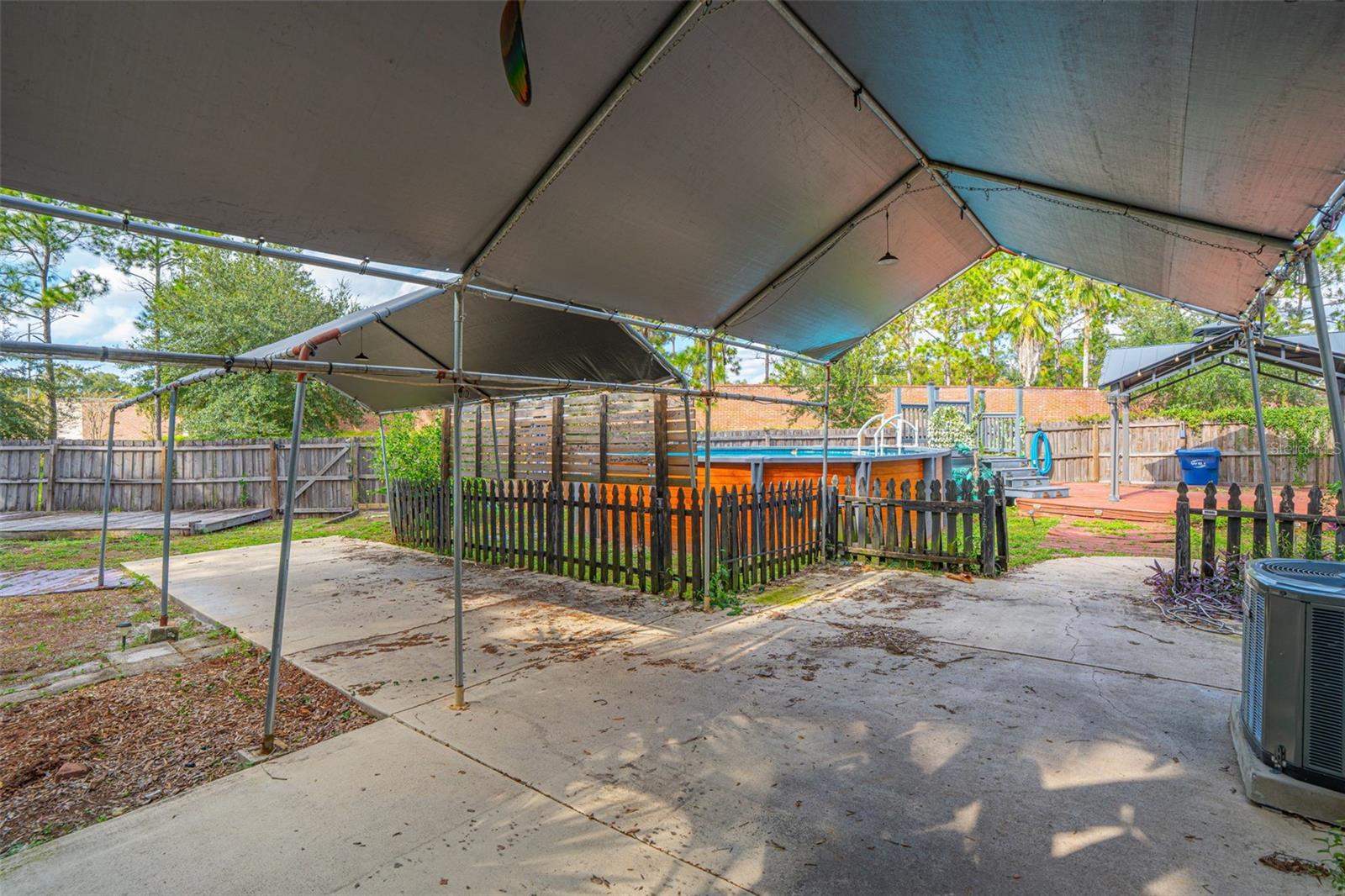 Listing photo id 41 for 933 And 935 Robinhood Court