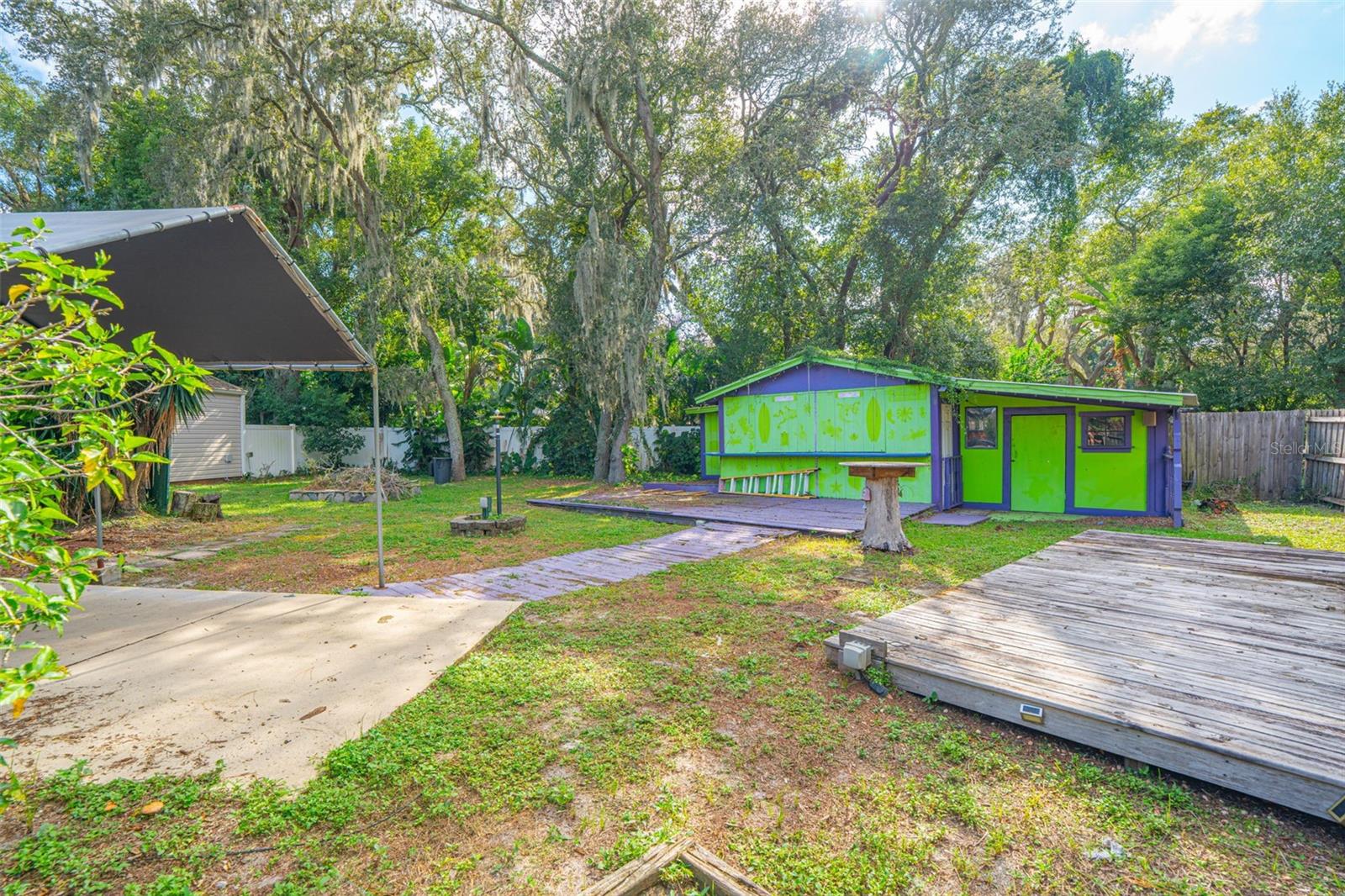 Listing photo id 42 for 933 And 935 Robinhood Court