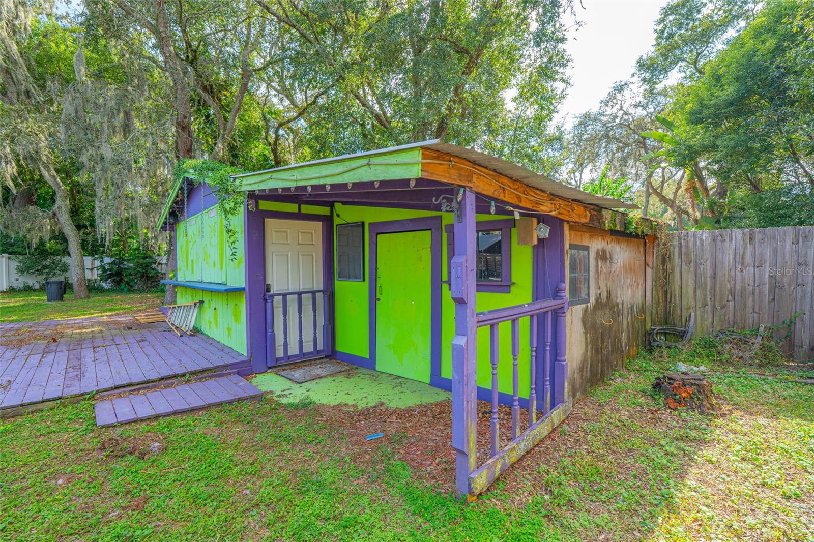 Listing photo id 43 for 933 And 935 Robinhood Court